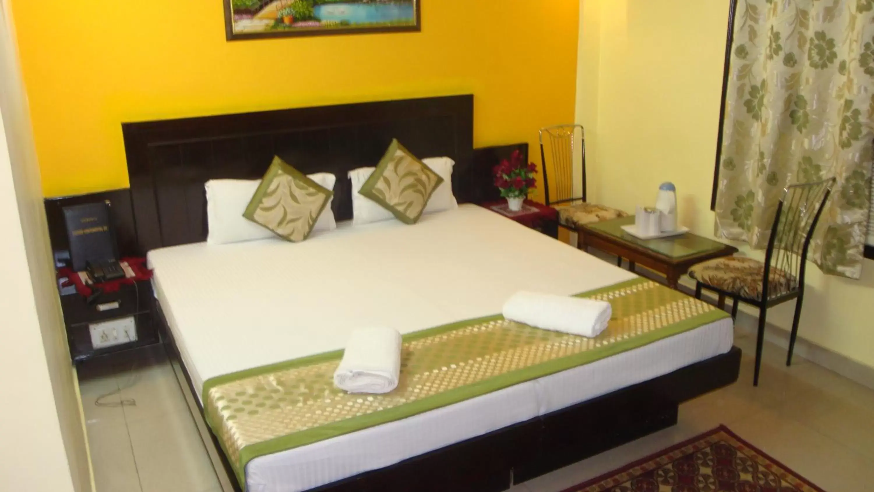 Bed in Hotel Su Shree Continental 5 Minutes Walk From New Delhi Railway Station