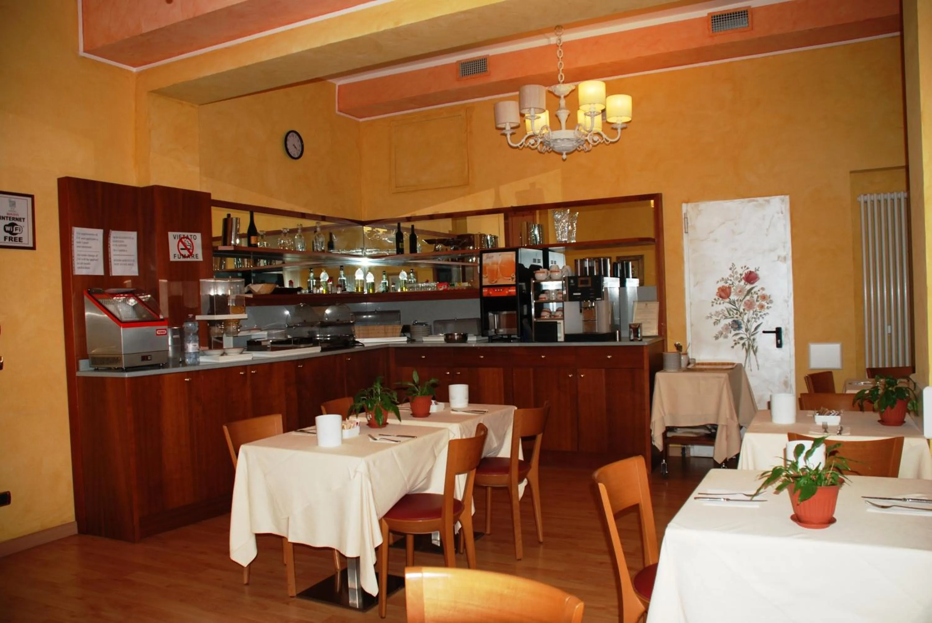 Restaurant/places to eat in Hotel Boston