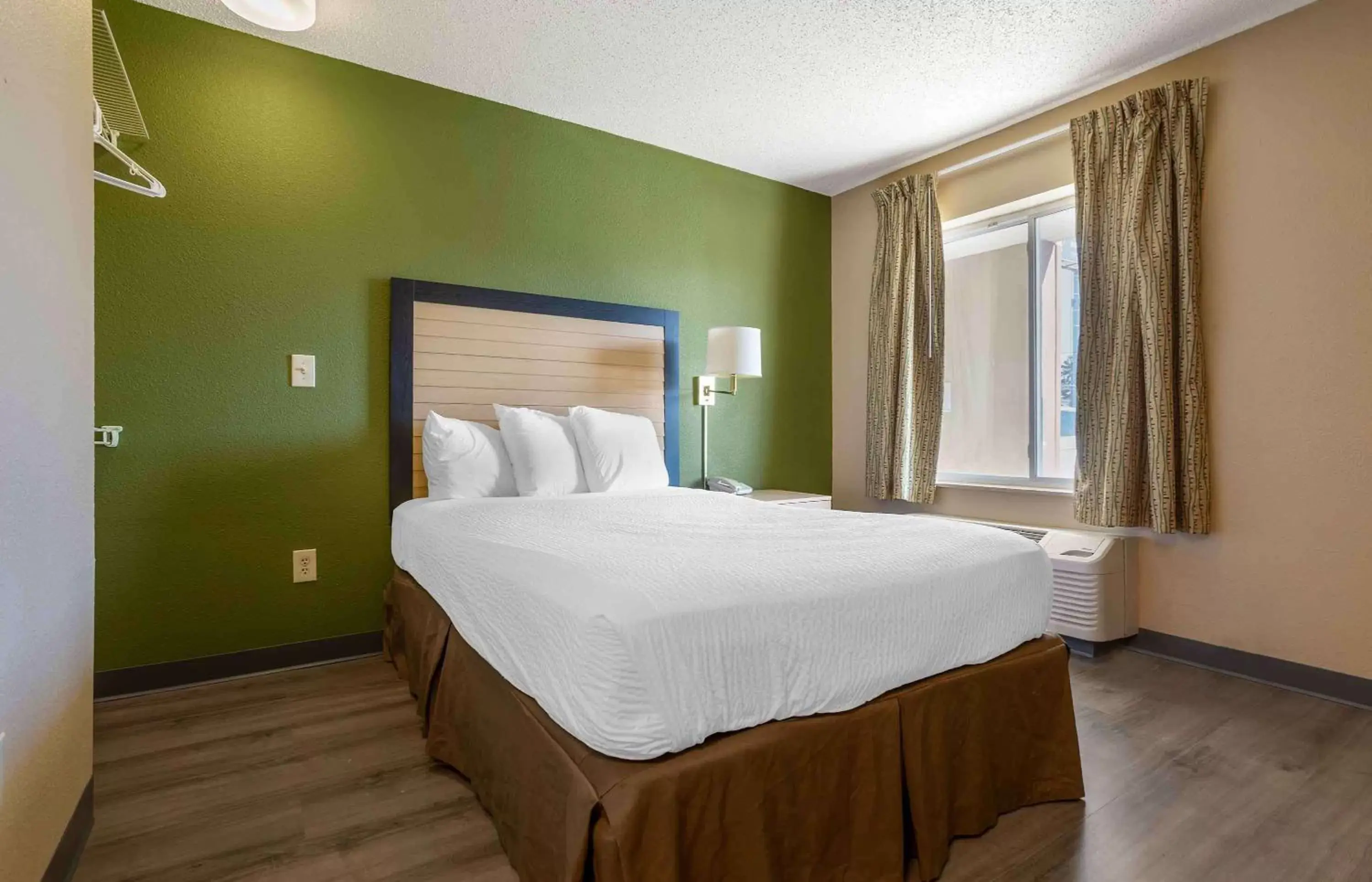 Bedroom, Bed in Extended Stay America Suites - Houston - The Woodlands