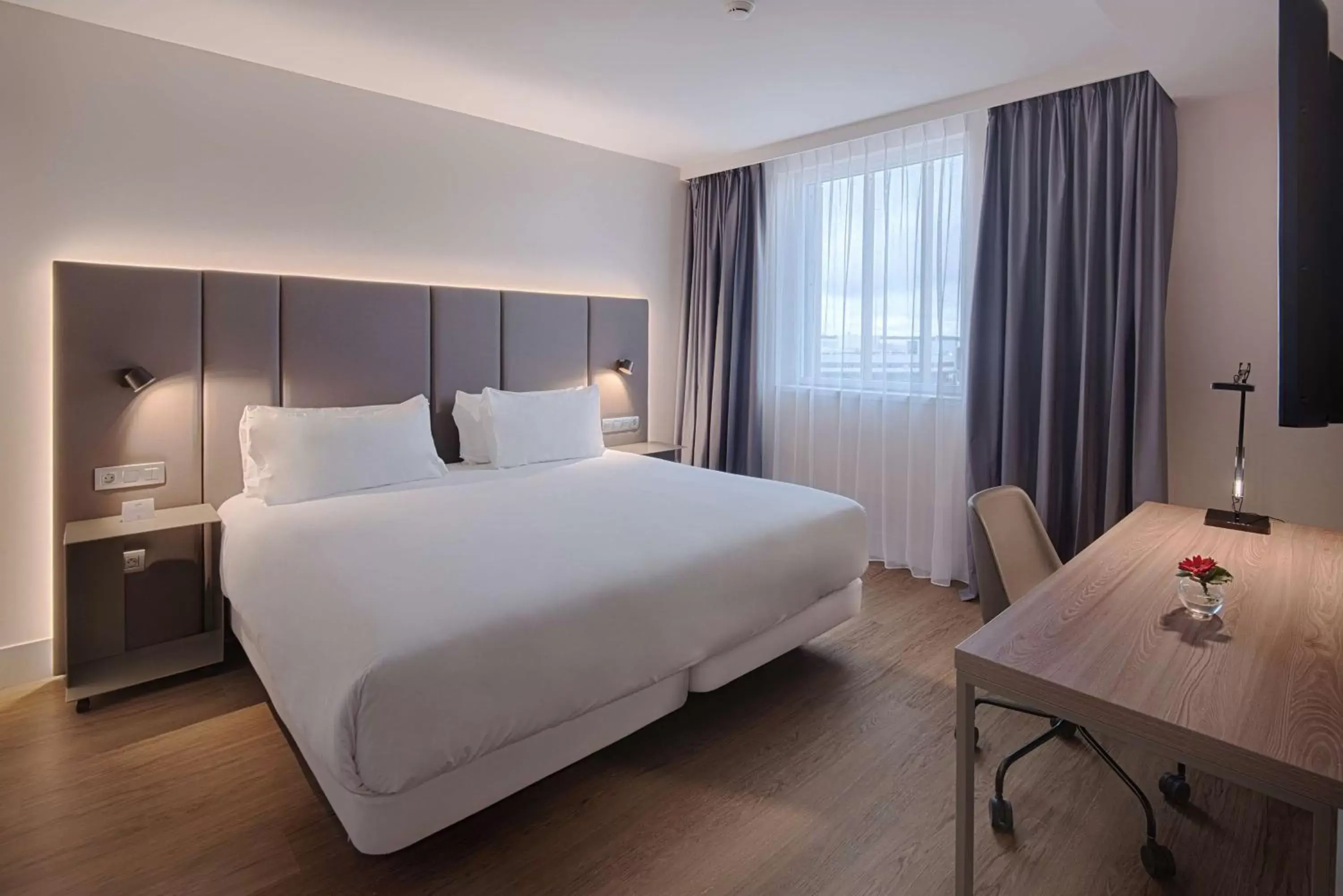 Photo of the whole room, Bed in NH Toulouse Airport