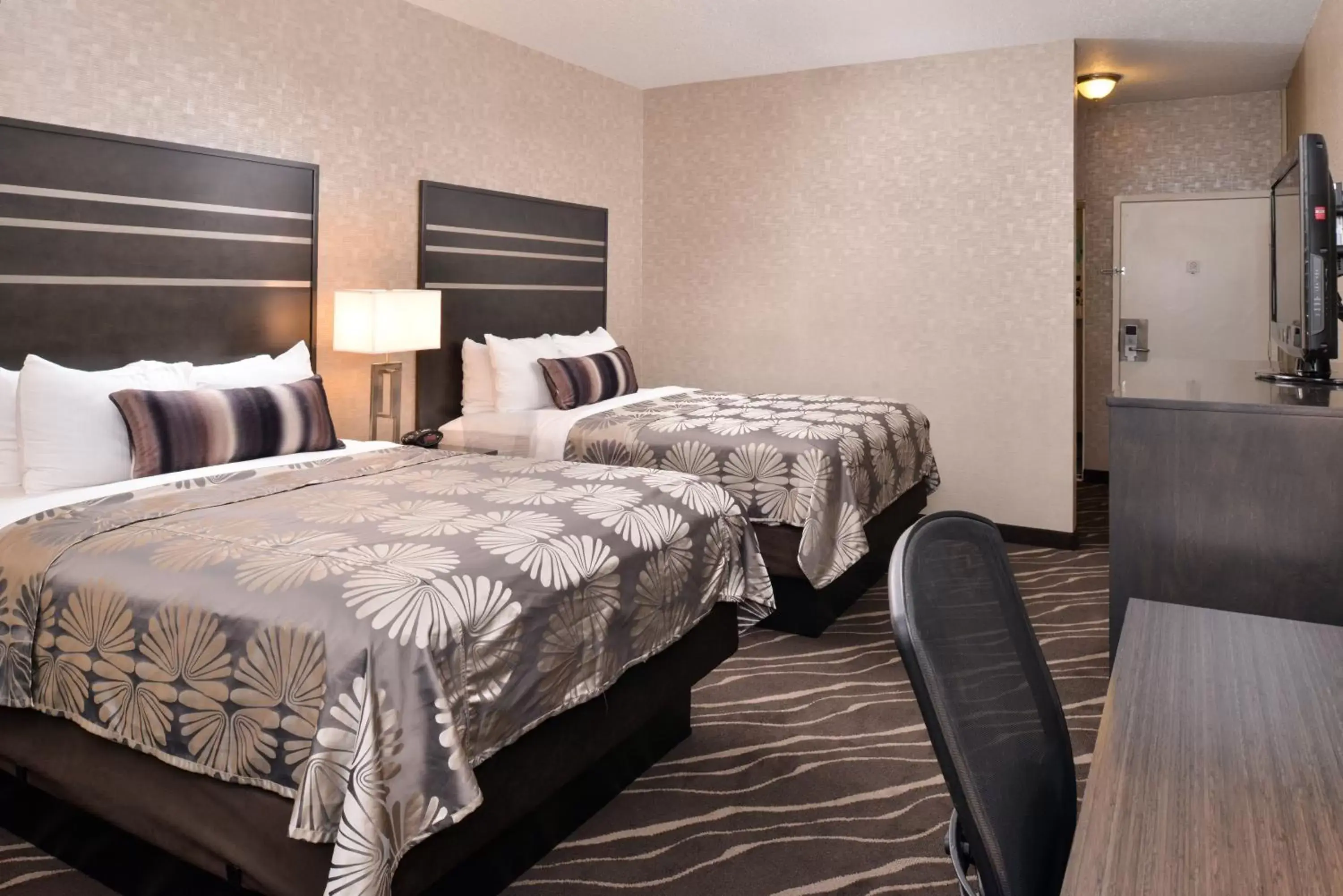Photo of the whole room, Bed in Best Western Plus Park Place Inn - Mini Suites