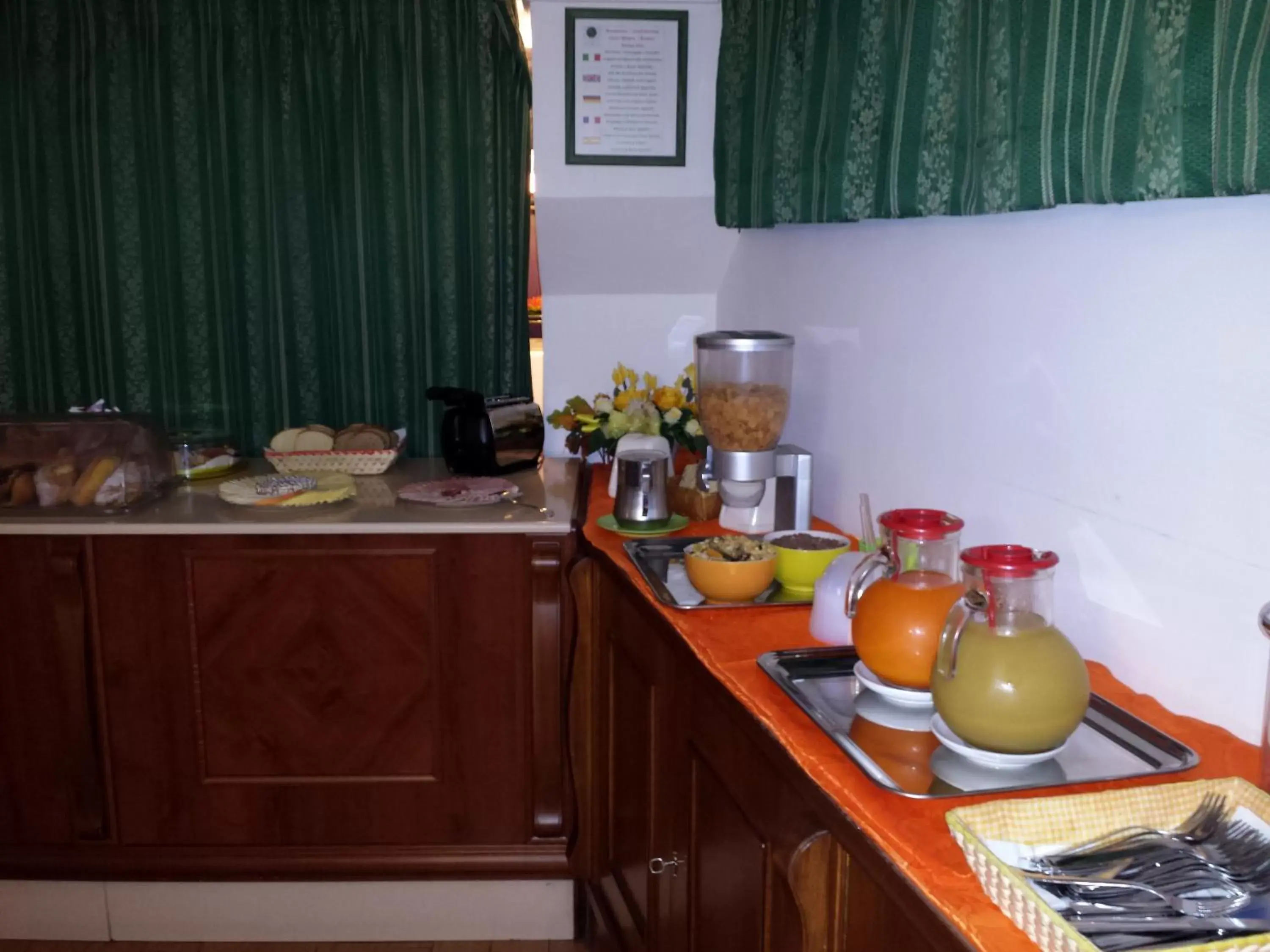 Breakfast, Kitchen/Kitchenette in Hotel Traghetto