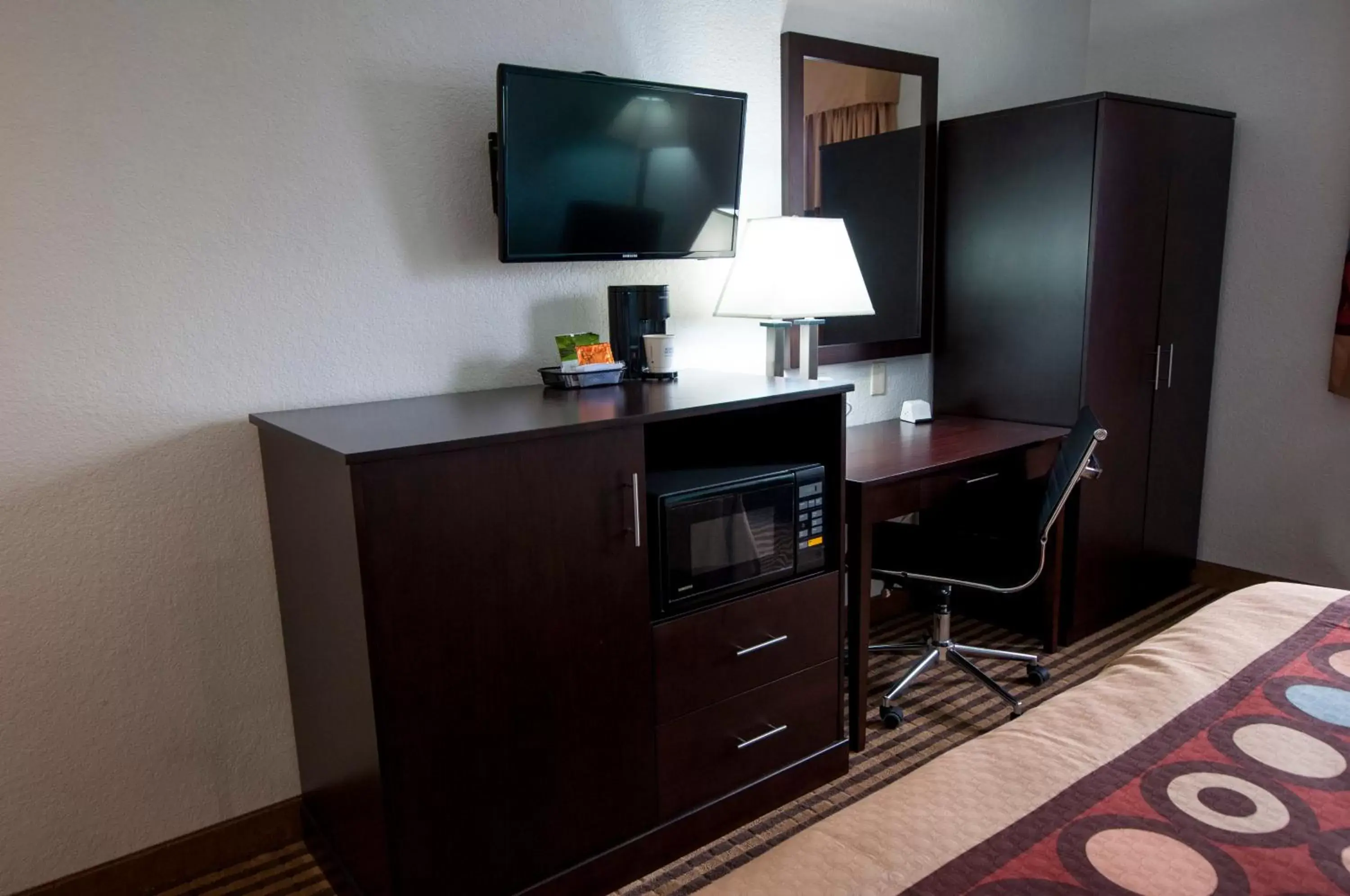 TV and multimedia, TV/Entertainment Center in Quality Inn Wenatchee near Leavenworth