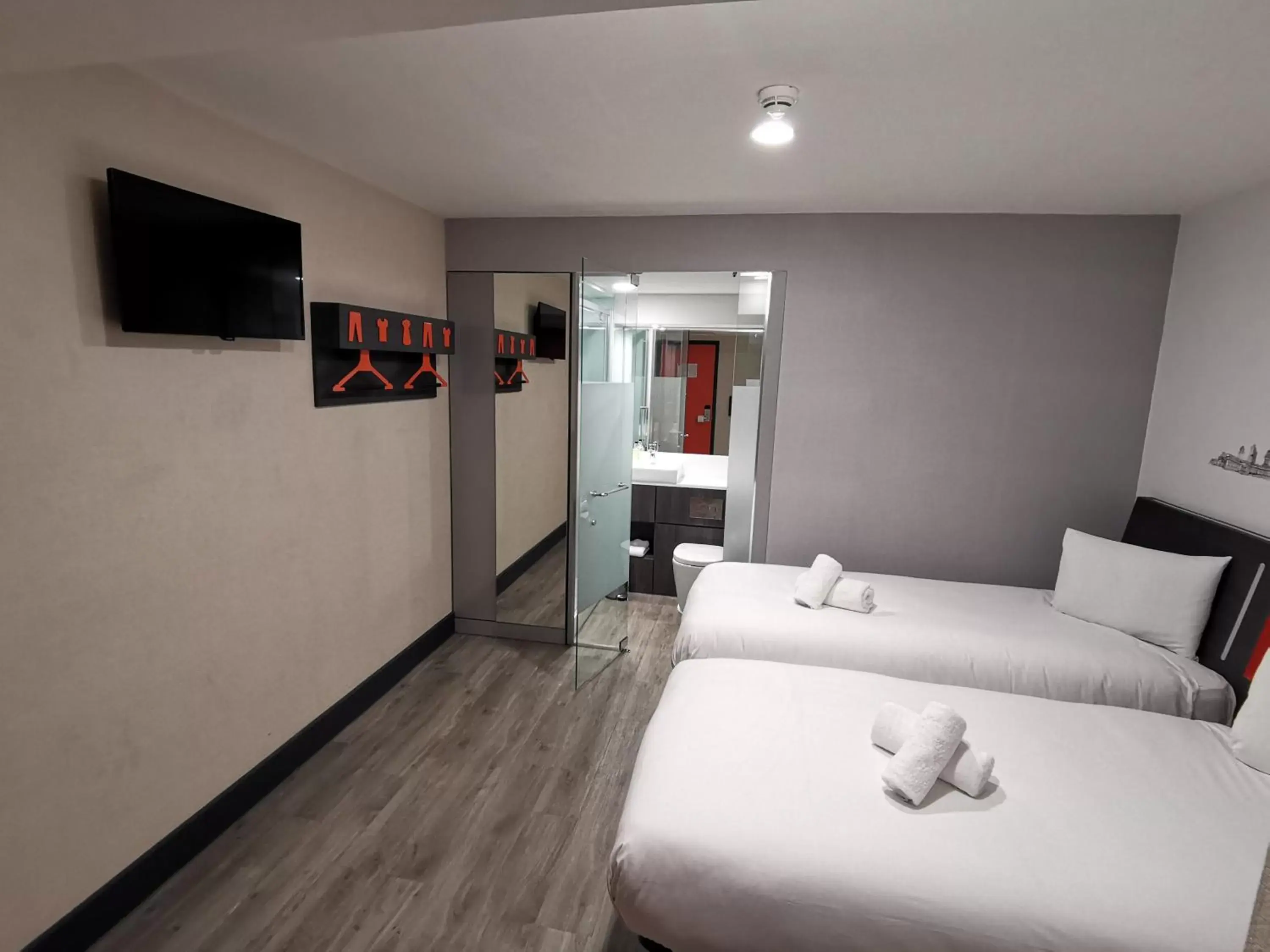 Photo of the whole room, TV/Entertainment Center in easyHotel Leeds
