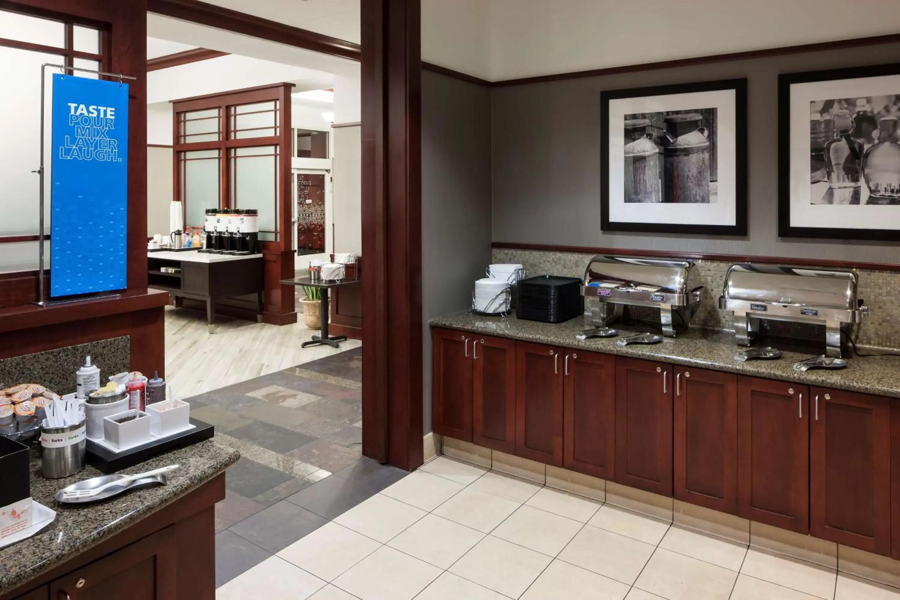 Breakfast, Kitchen/Kitchenette in Hampton Inn & Suites Oklahoma City-Bricktown