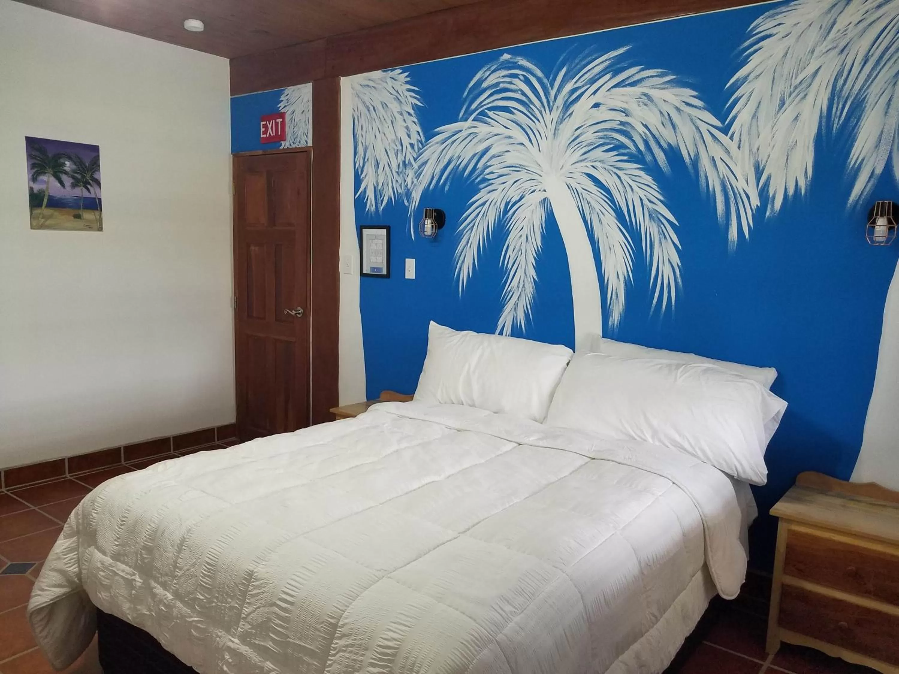 Photo of the whole room, Bed in The BNB on Triggerfish Close to the airport