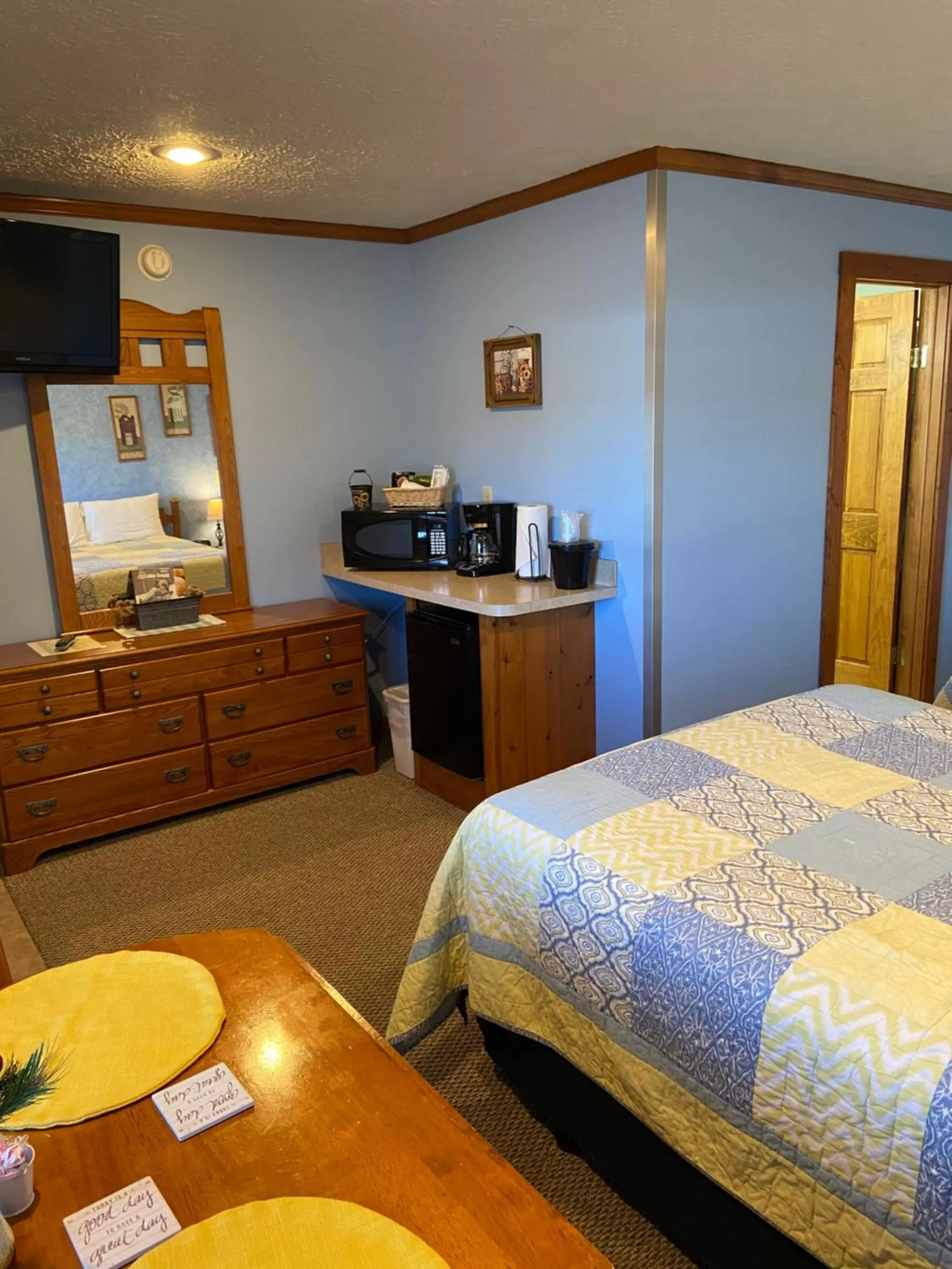 Photo of the whole room, Bed in The Garrett Inn