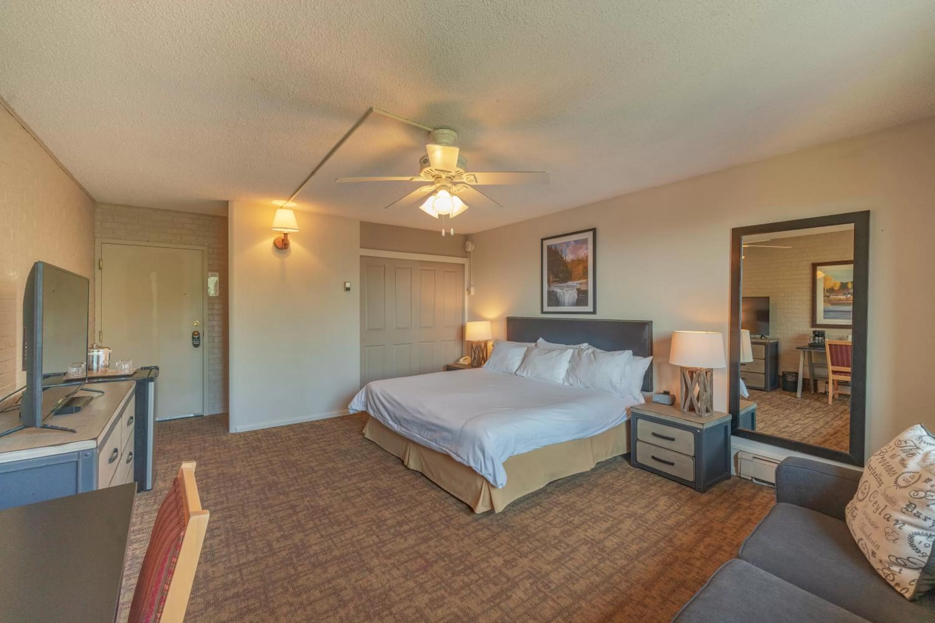 Photo of the whole room, Bed in Mountain Chalet Snowmass