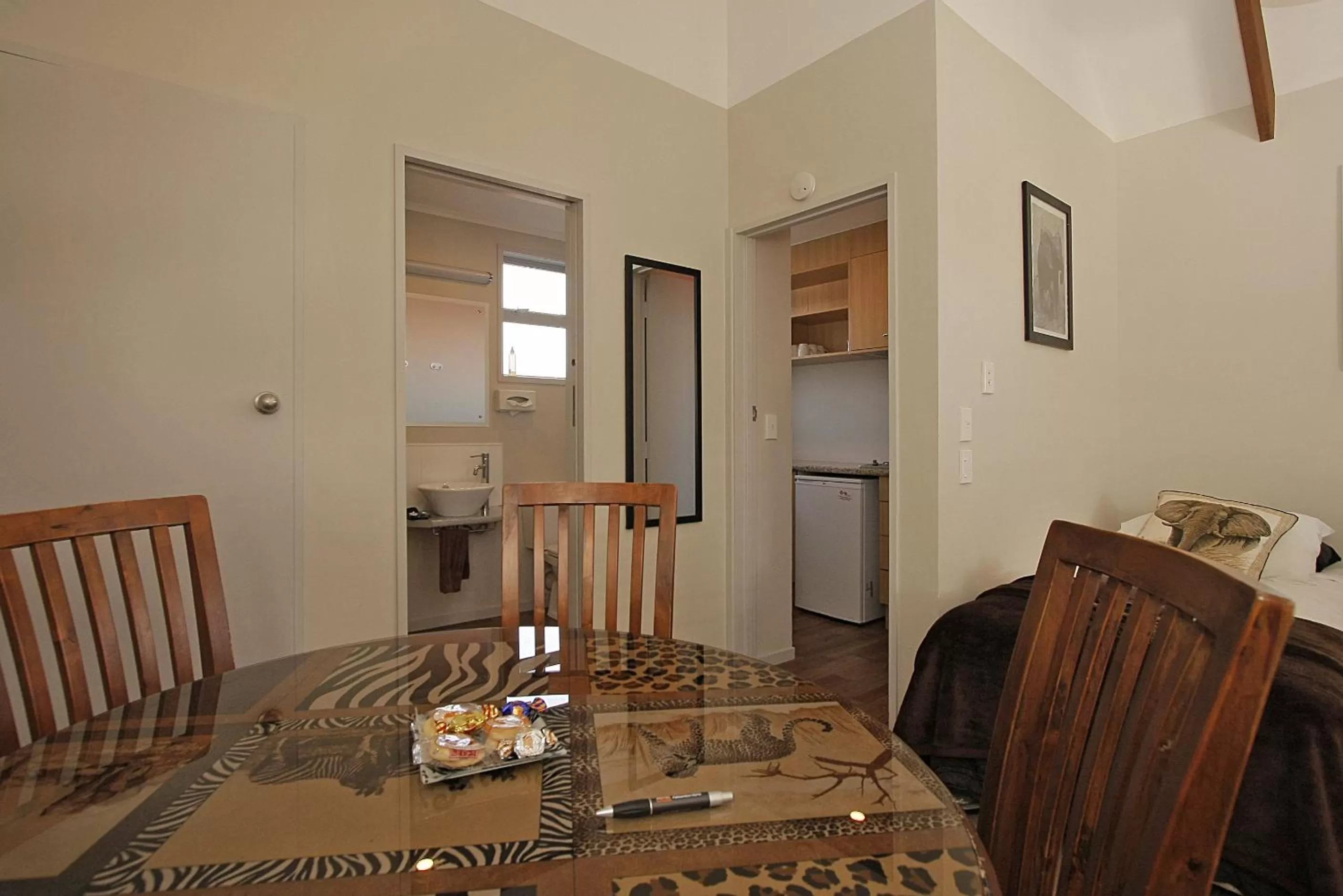 Photo of the whole room in Big Five Motel