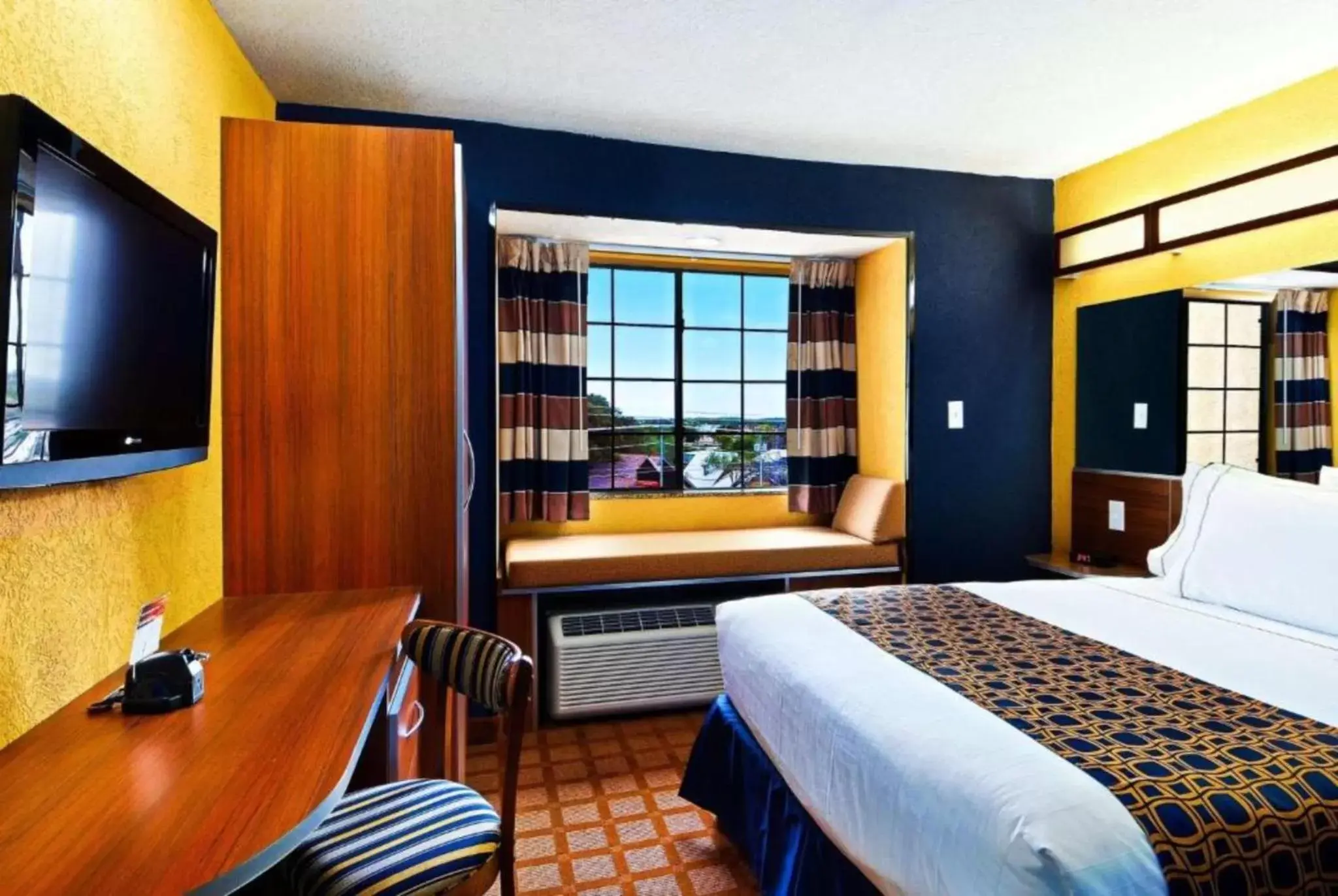 Bed in Microtel Inn & Suites by Wyndham New Braunfels I-35