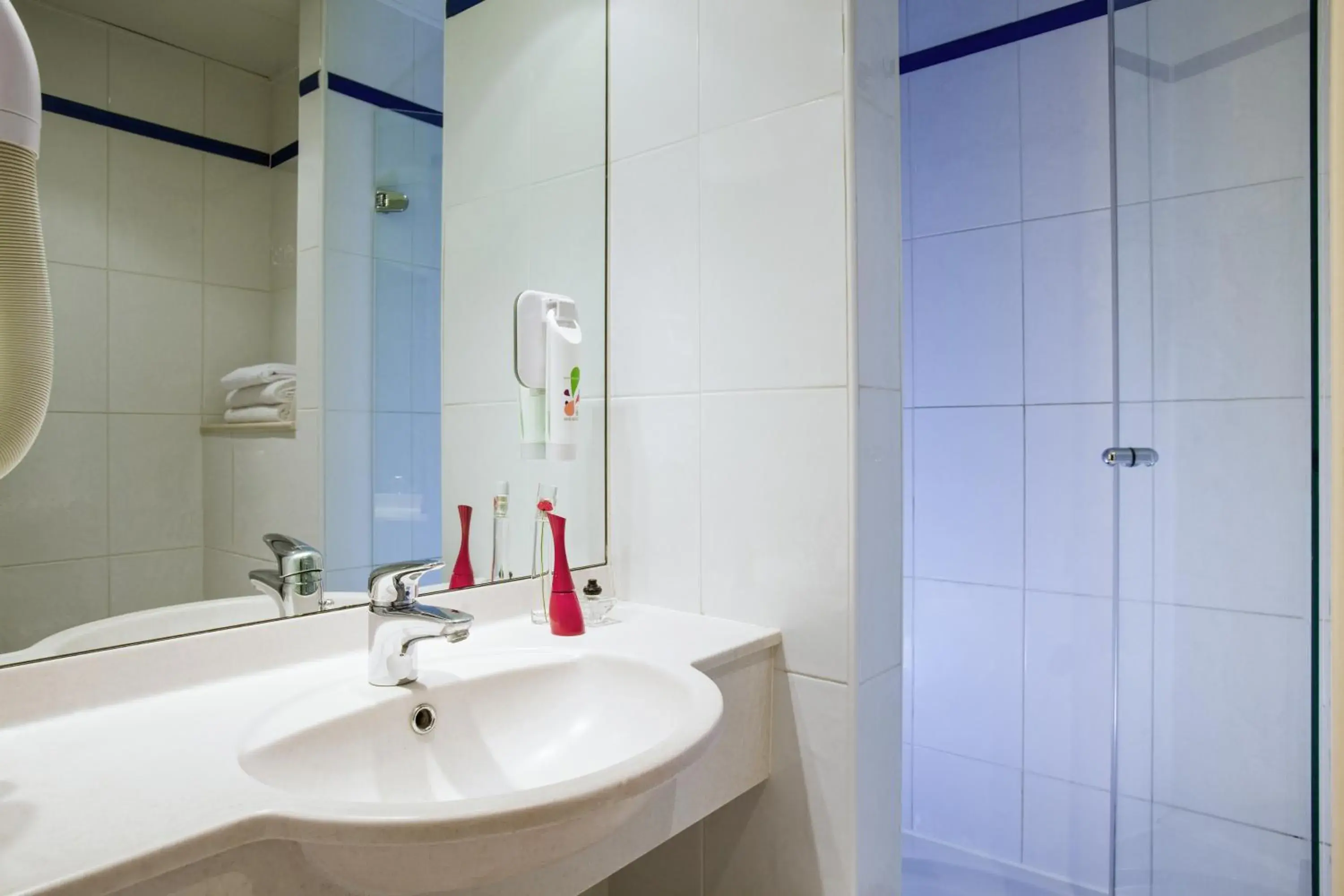 Bathroom in ibis Styles Paris Mairie de Montreuil