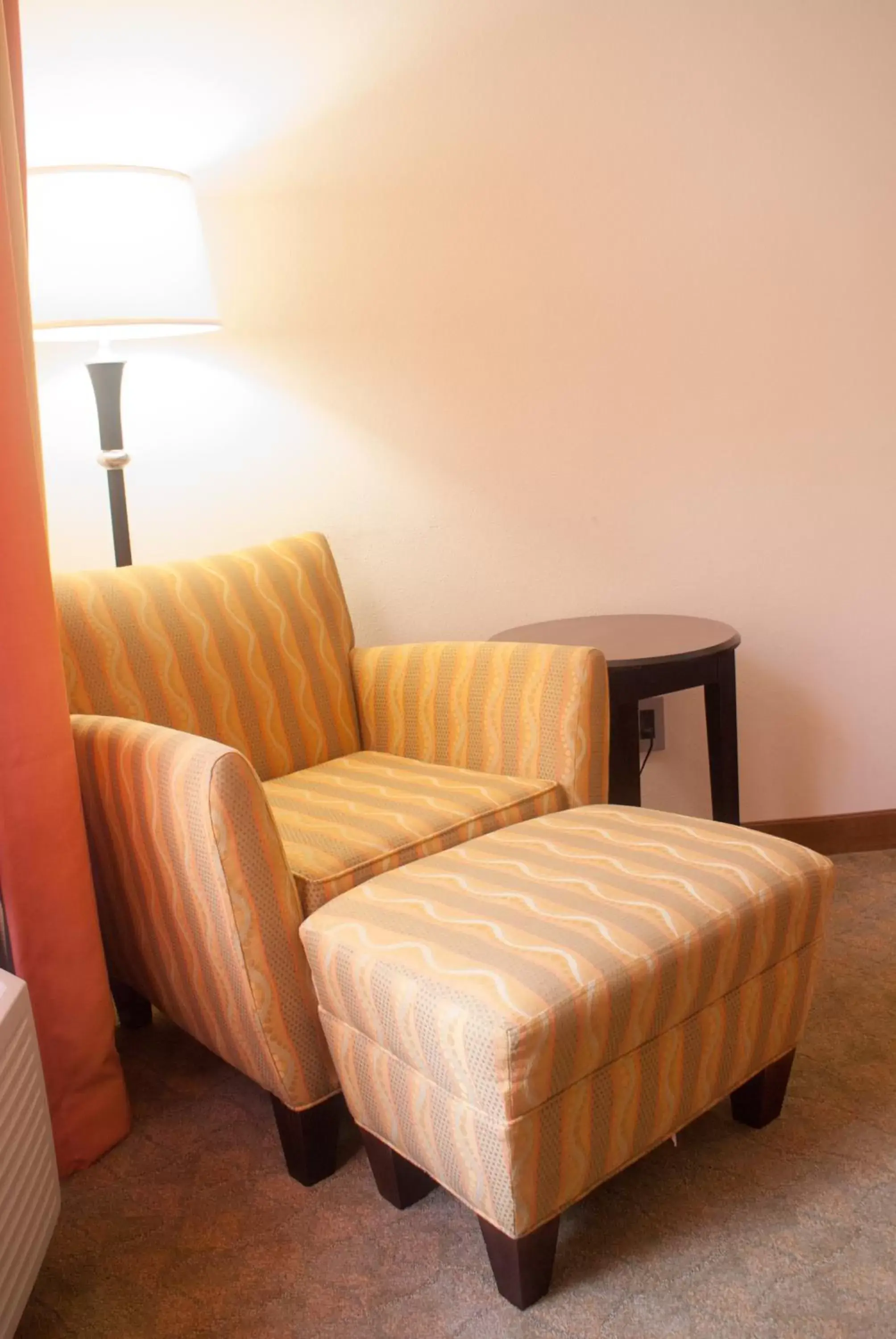 Seating area, Bed in Best Western Plus Cecil Field Inn & Suites