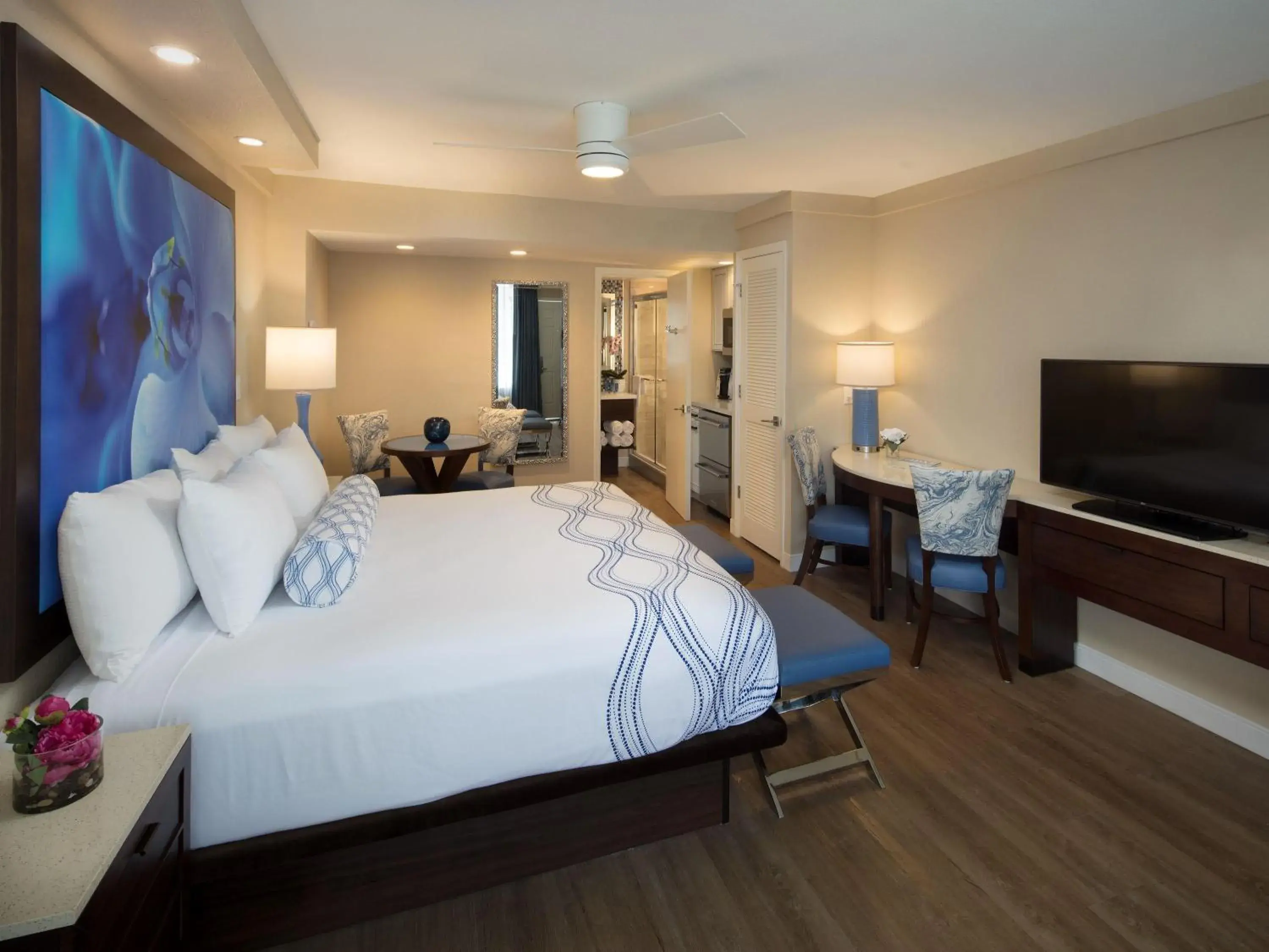 Photo of the whole room, Bed in Lido Beach Resort