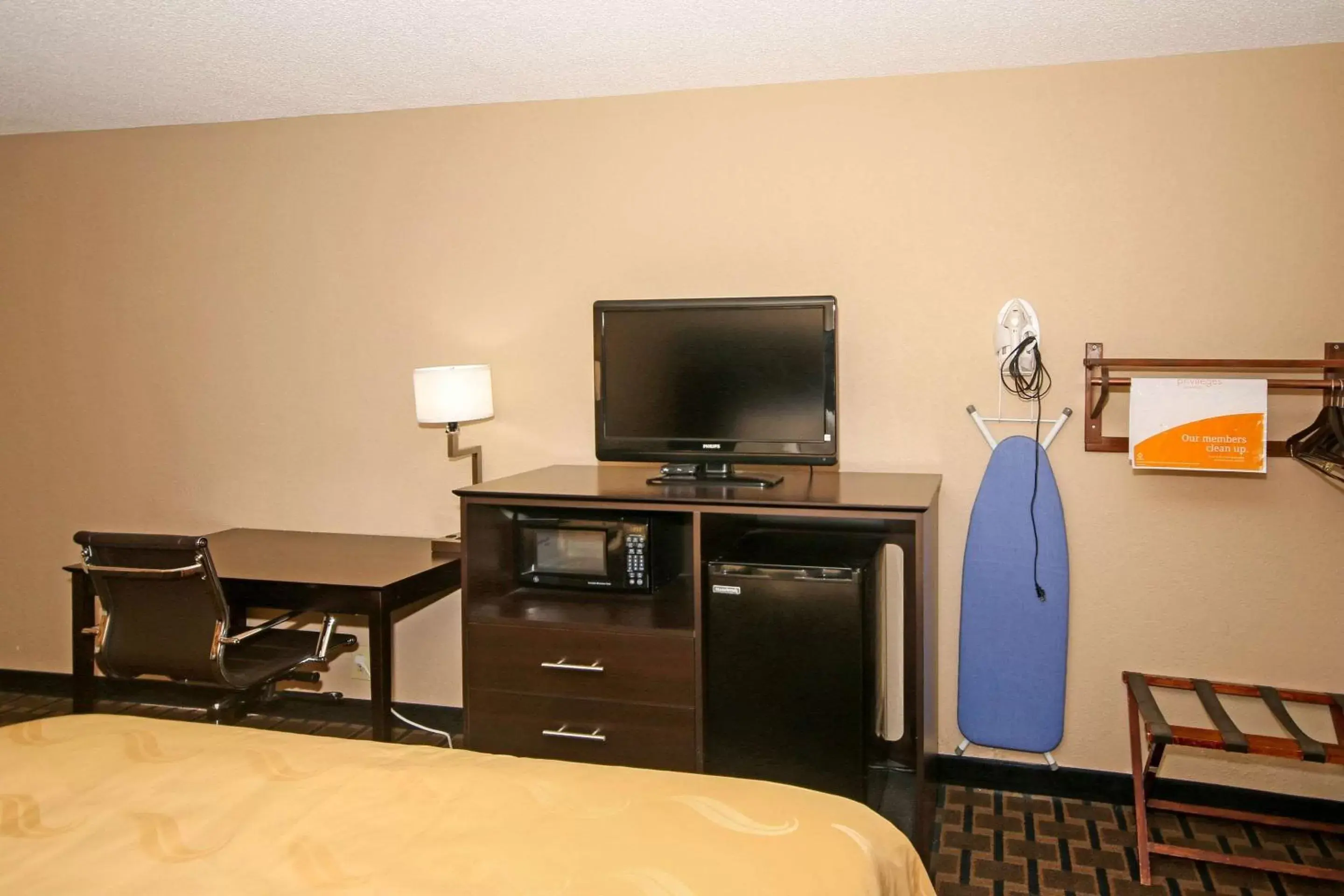 Photo of the whole room, TV/Entertainment Center in Quality Inn Clinton - Laurens I-26