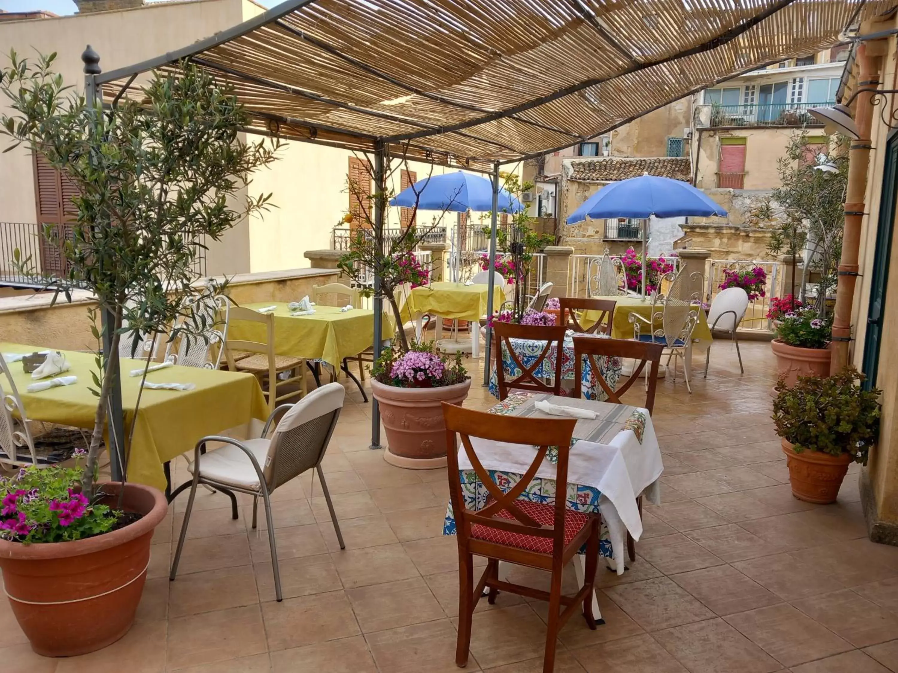 Balcony/Terrace, Restaurant/Places to Eat in B&B Batarà - "La Terrazza del Centro"