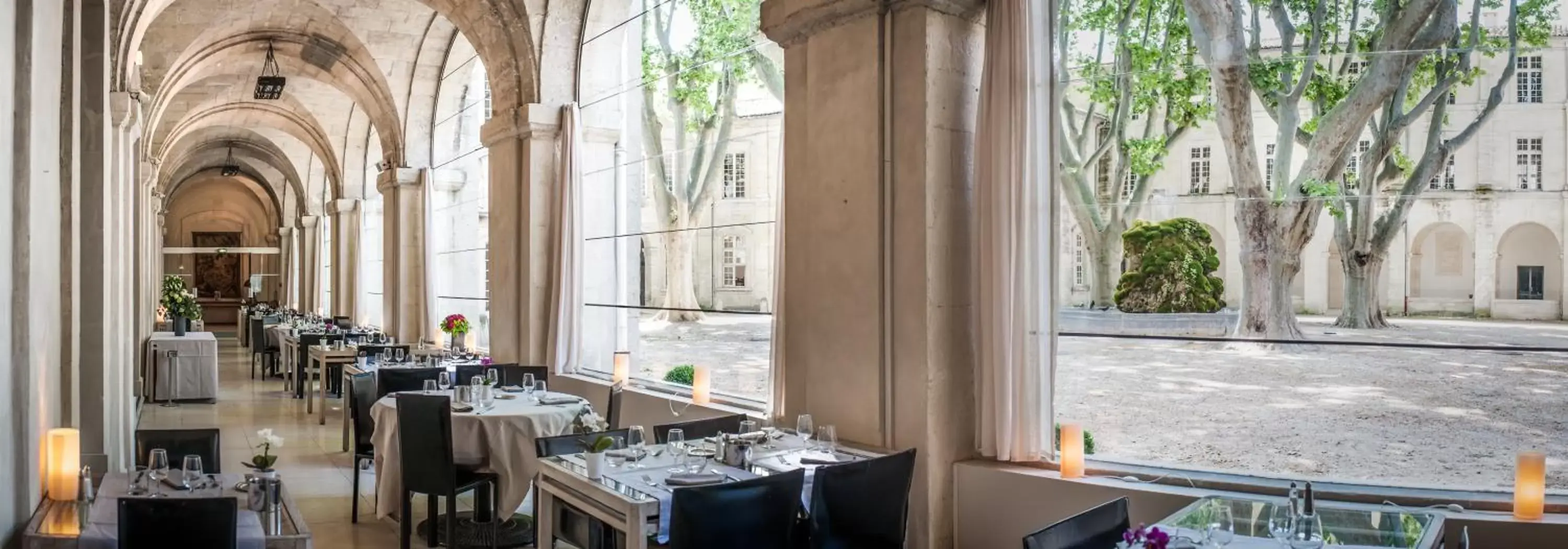 Restaurant/Places to Eat in Hôtel Cloitre Saint Louis Avignon