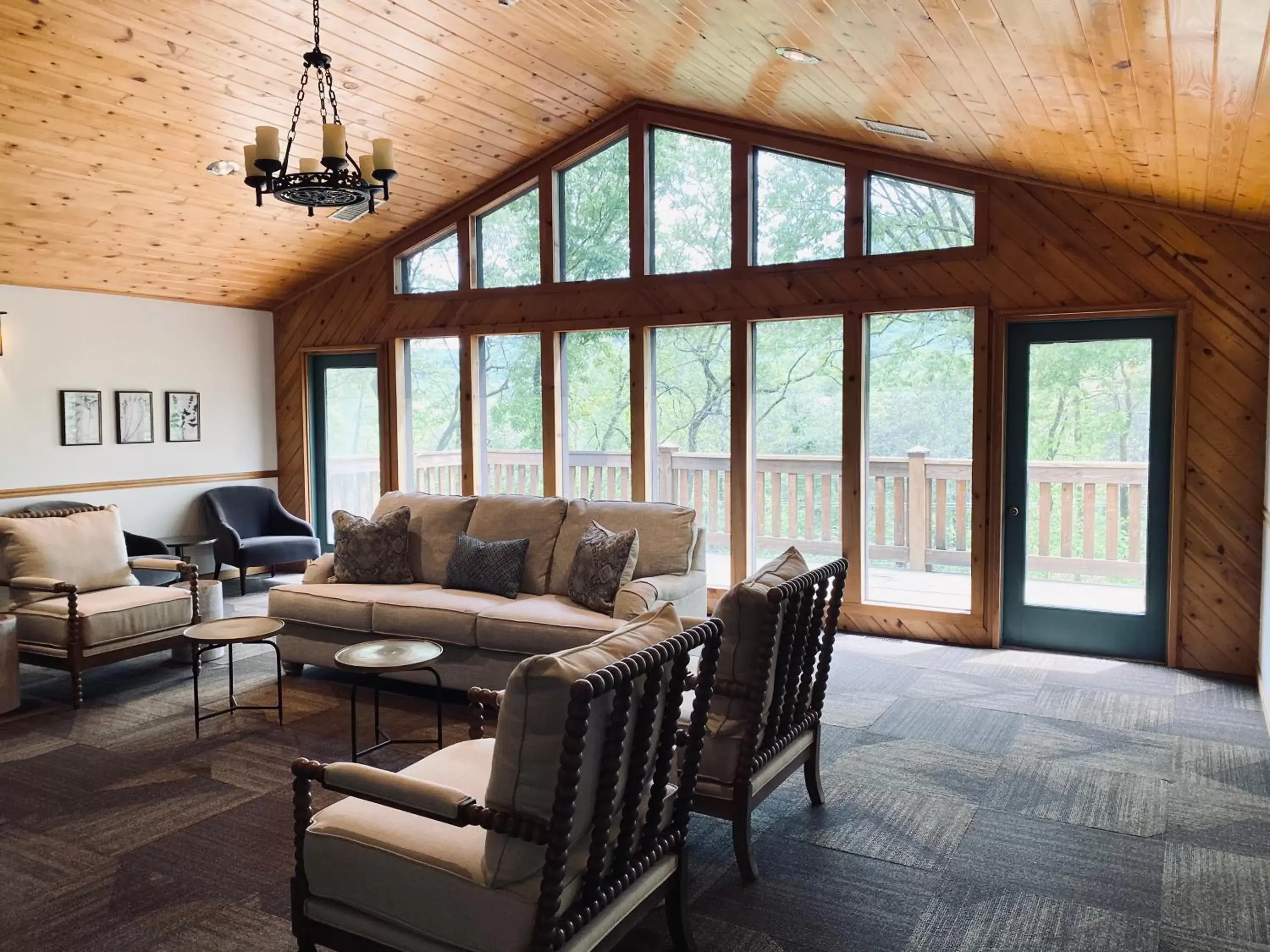 Communal lounge/ TV room in Sylvan Valley Lodge and Cellars