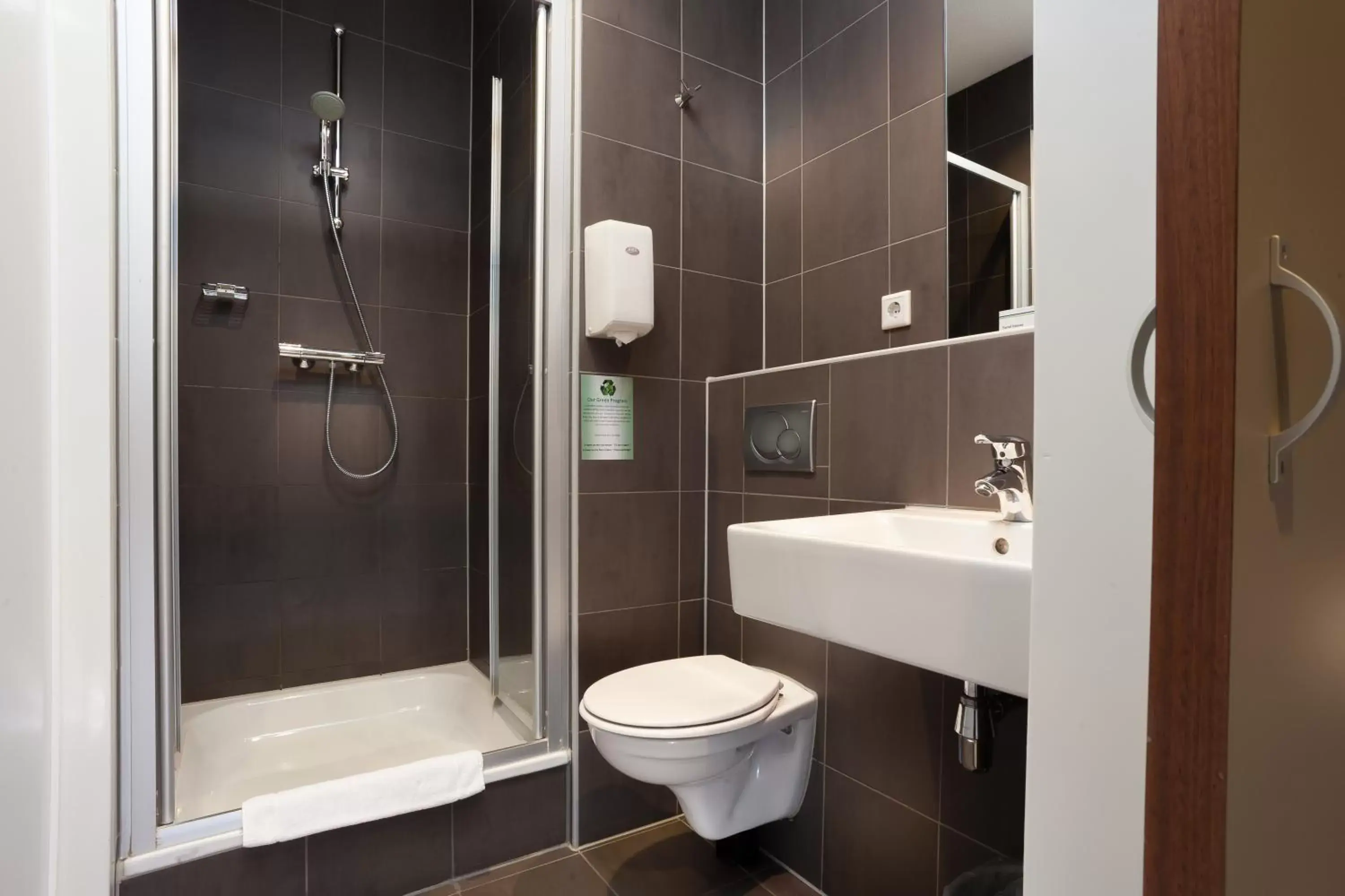 Shower, Bathroom in Best Western Zaan Inn