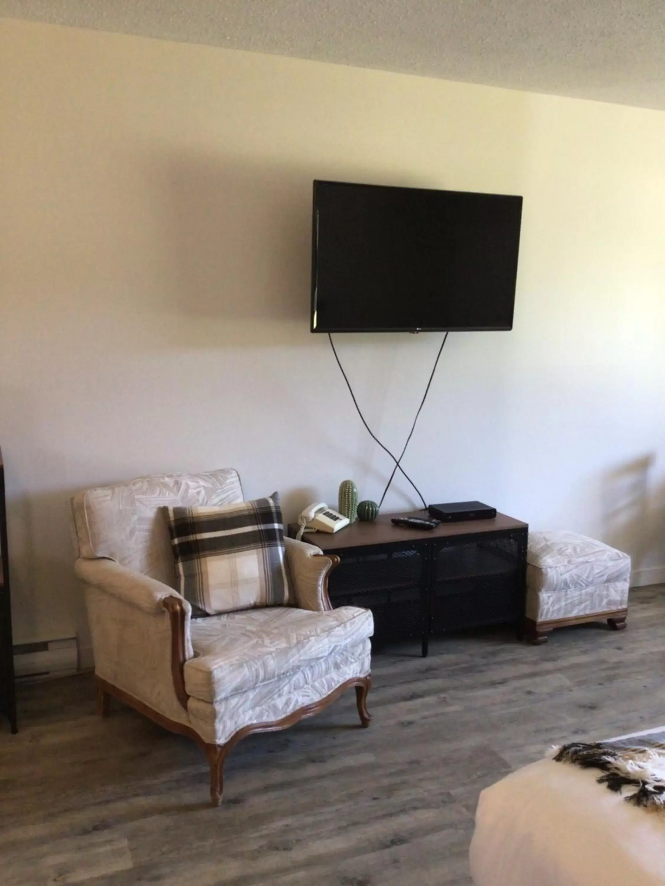 TV and multimedia, TV/Entertainment Center in Christina Lake Motel and RV Park