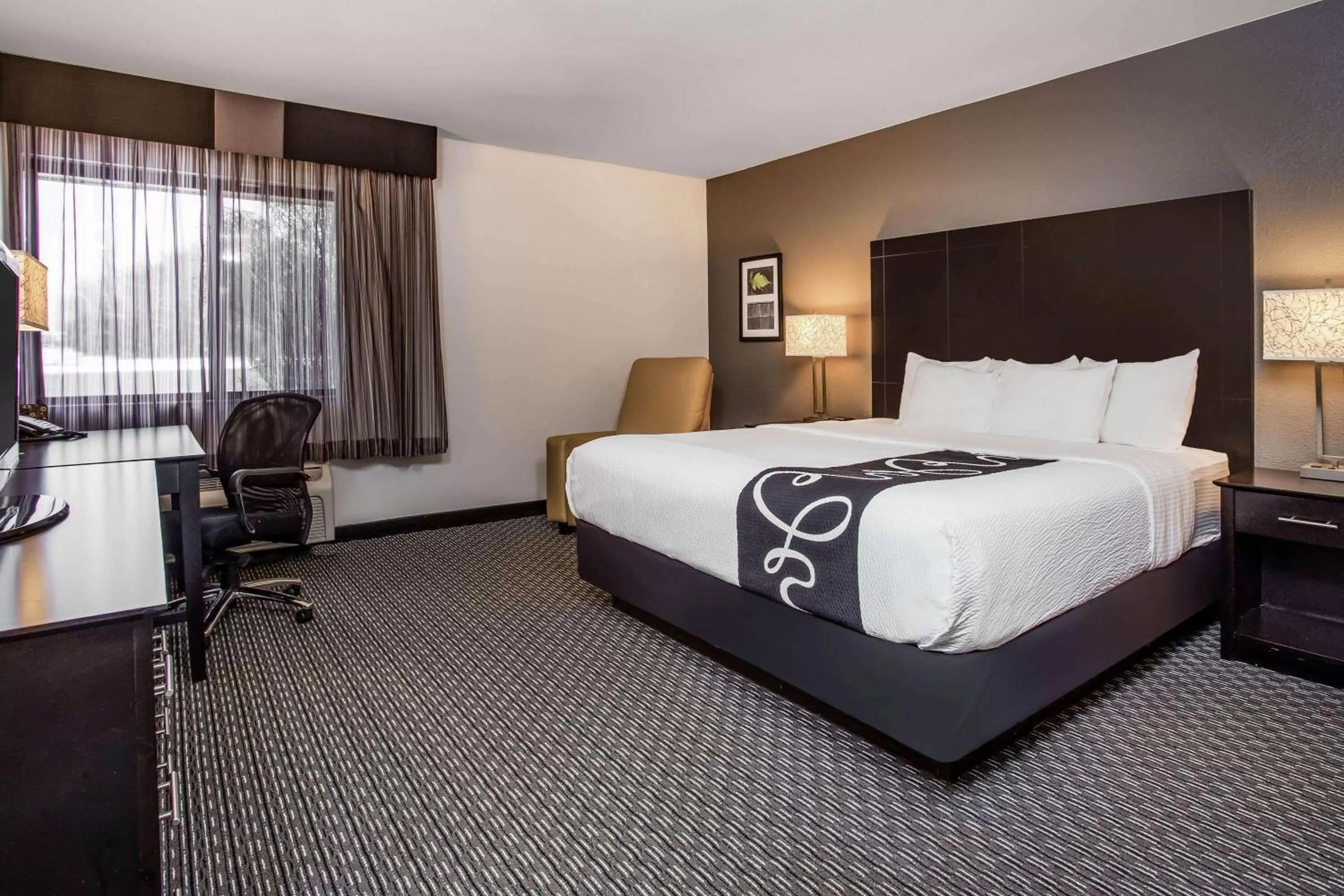 Photo of the whole room, Bed in La Quinta Inn by Wyndham Oshkosh