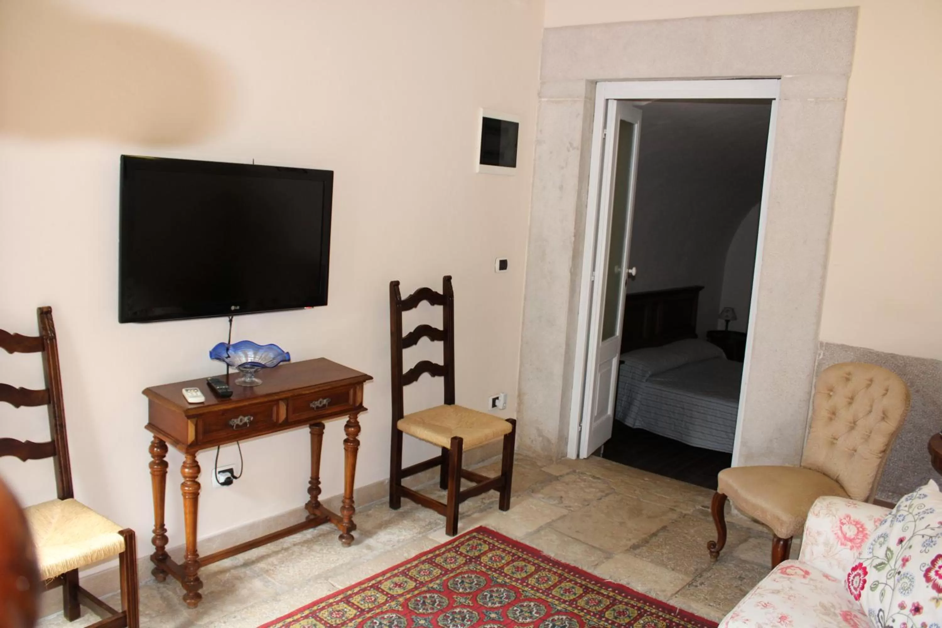 Communal lounge/ TV room in B&B Vecchia Suppenna