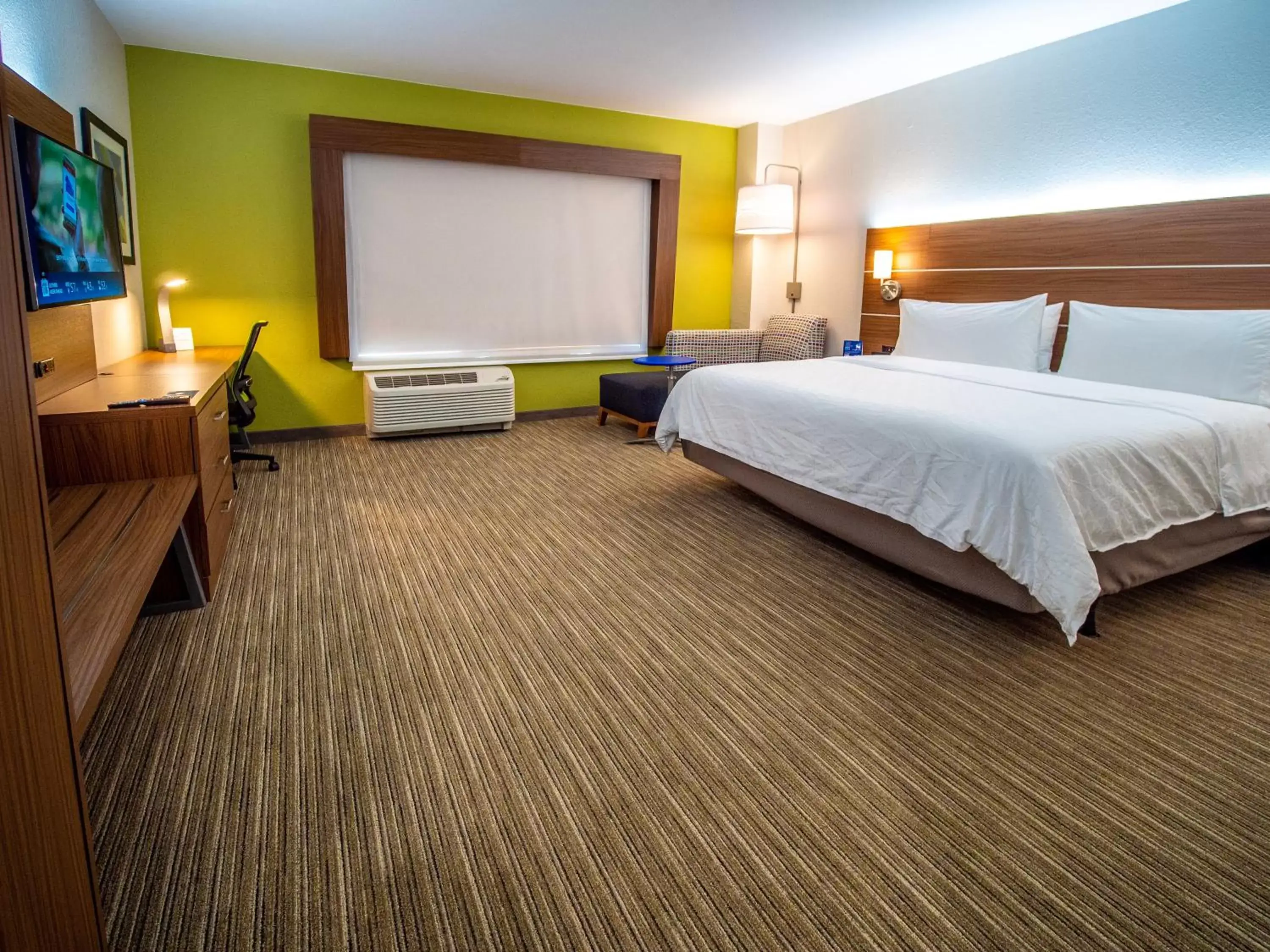 Photo of the whole room, Bed in Holiday Inn Express & Suites - Oklahoma City Airport, an IHG Hotel