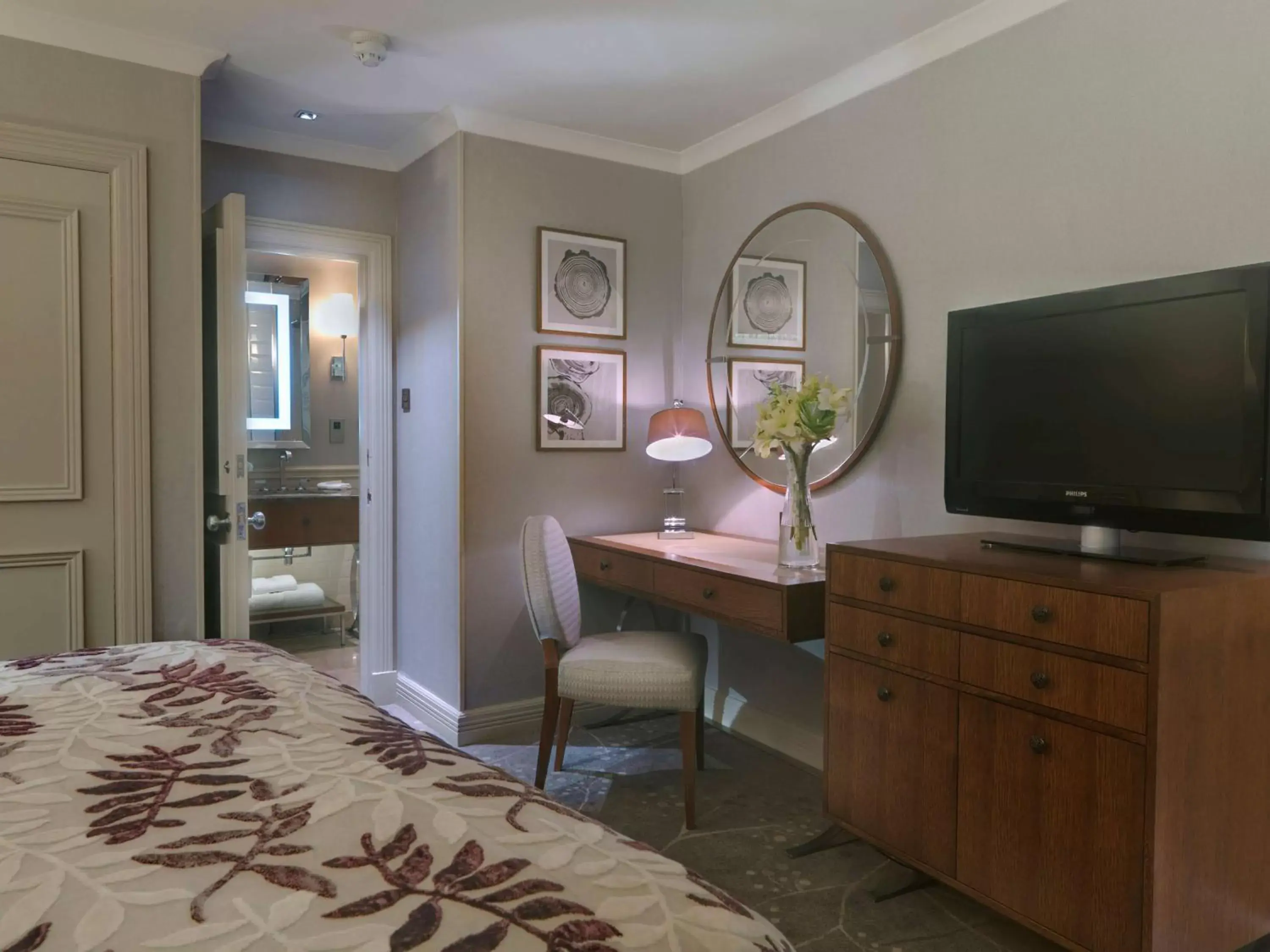 Bed, TV/Entertainment Center in Hilton Grand Vacations Club Craigendarroch Suites Scotland