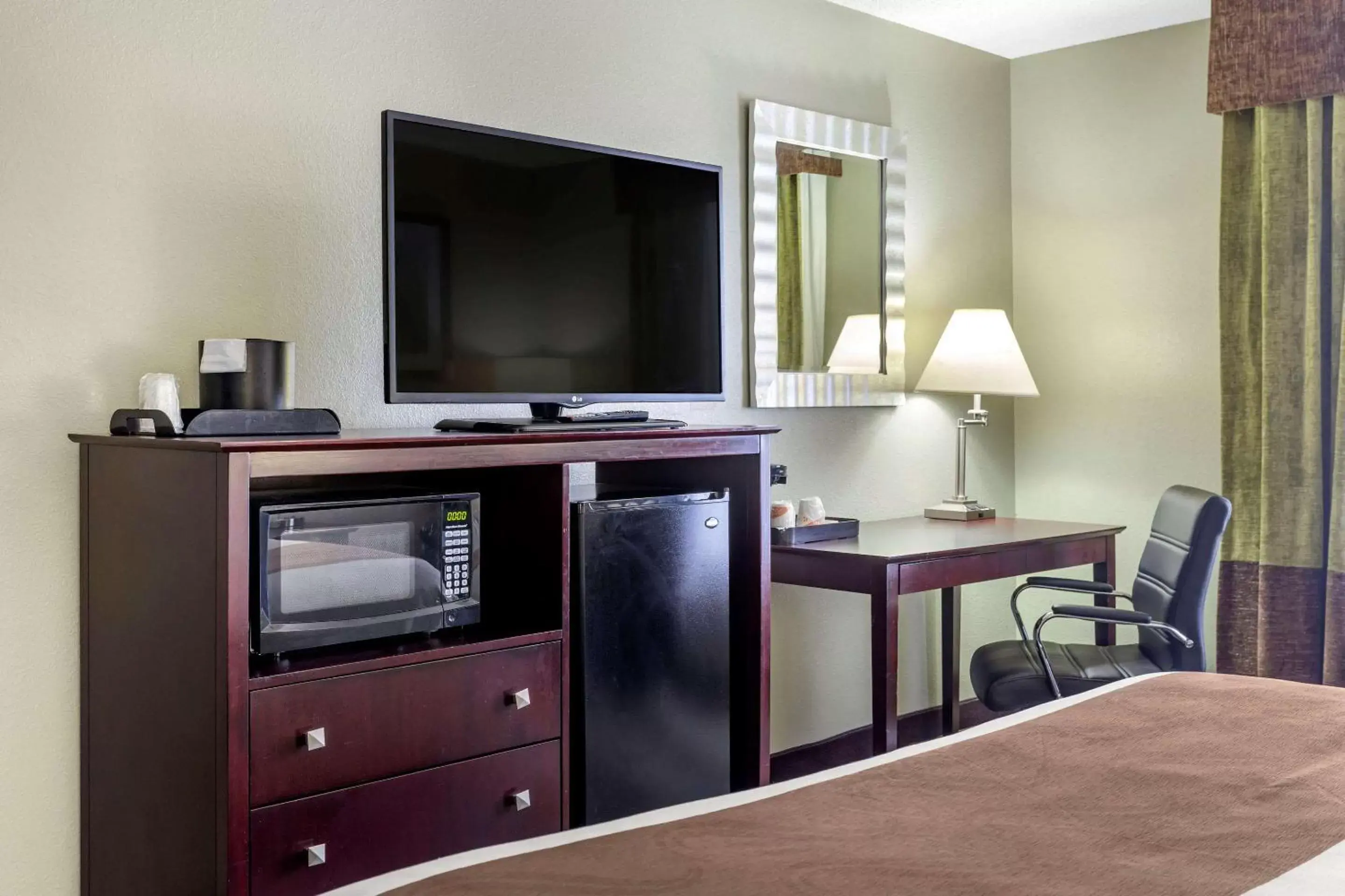 Photo of the whole room, TV/Entertainment Center in Quality Inn St. Robert - Ft. Leonard Wood