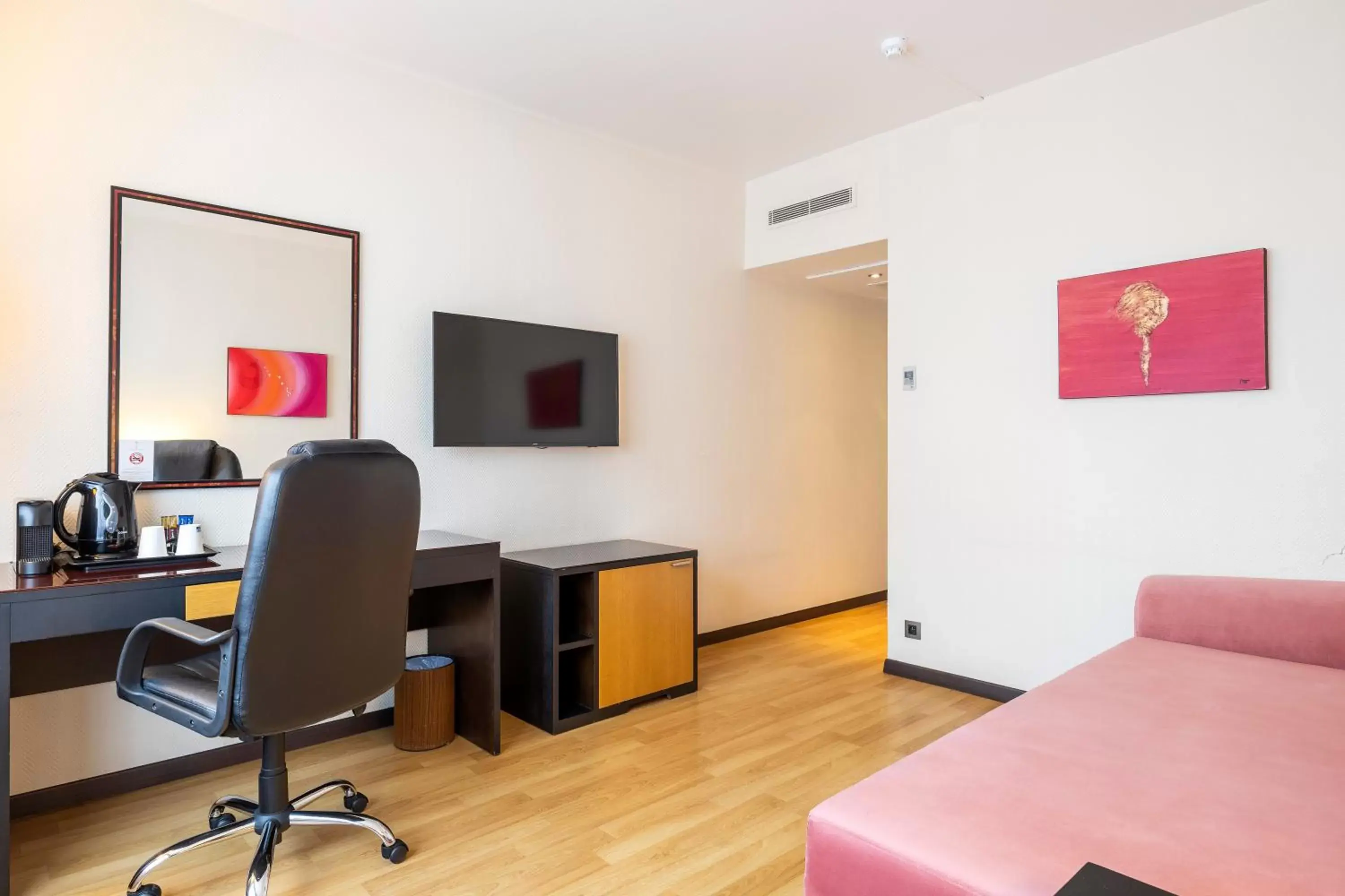 Bedroom, TV/Entertainment Center in The President Brussels Hotel