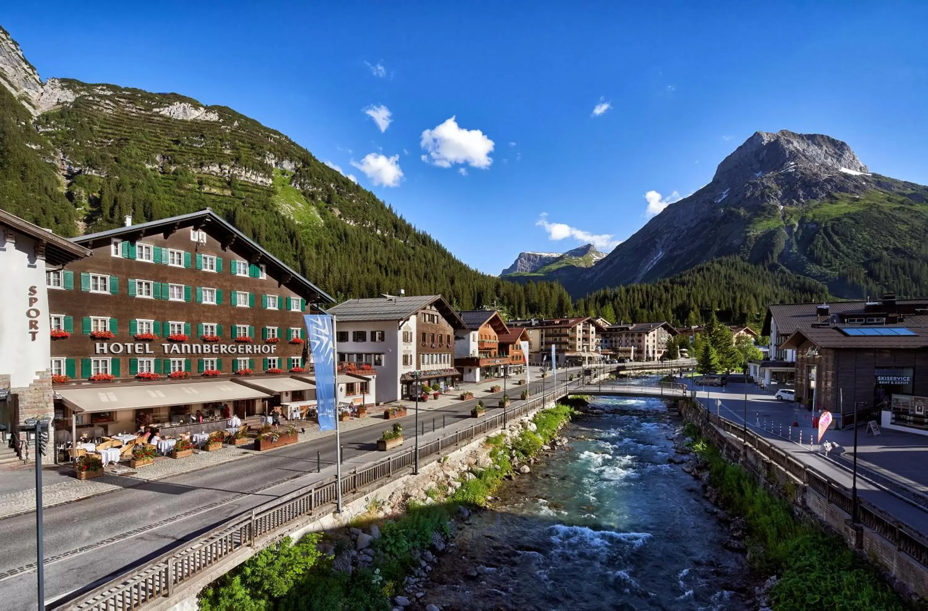 Neighbourhood in Hotel Tannbergerhof im Zentrum von Lech