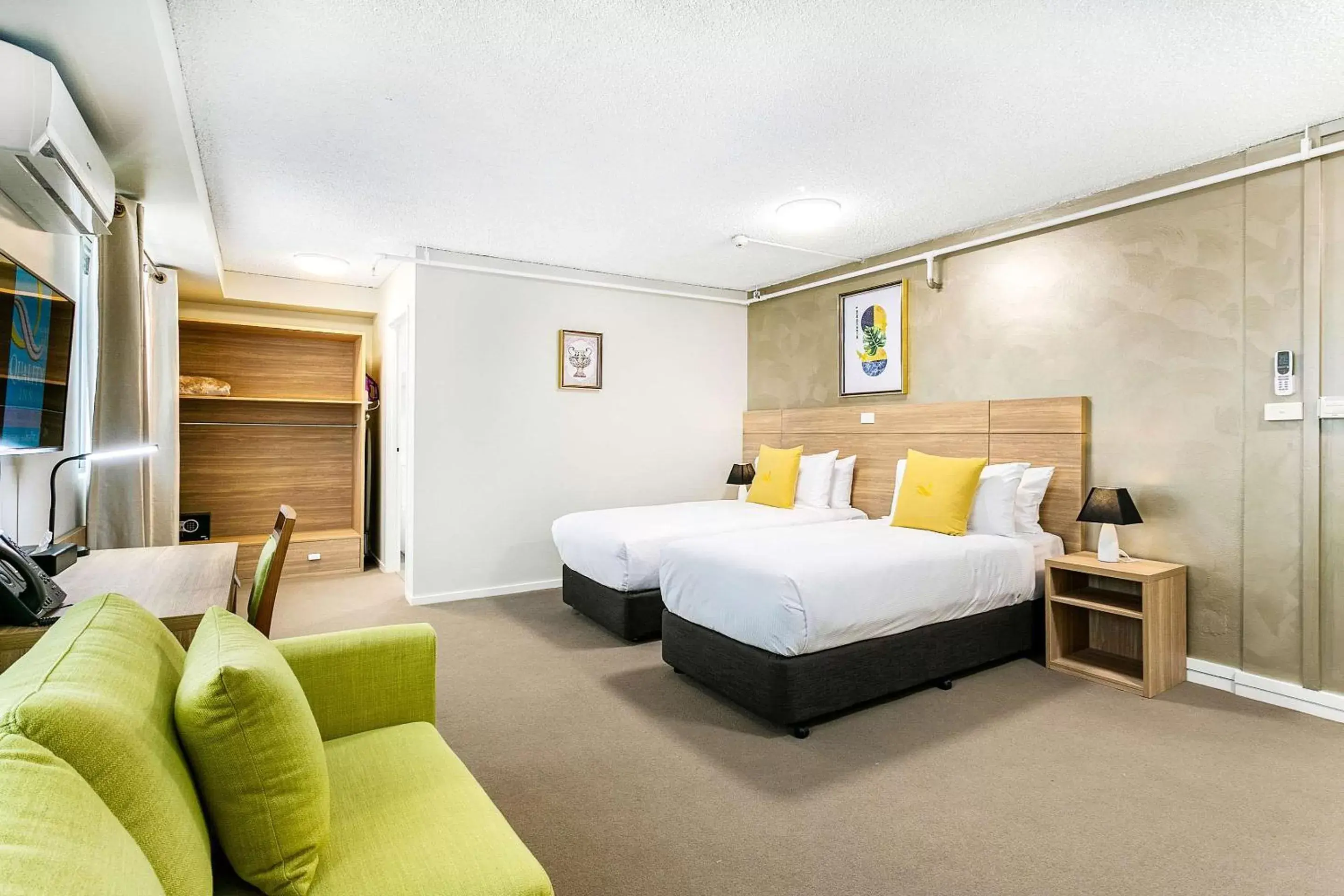 Photo of the whole room in Quality Inn Sunshine Haberfield
