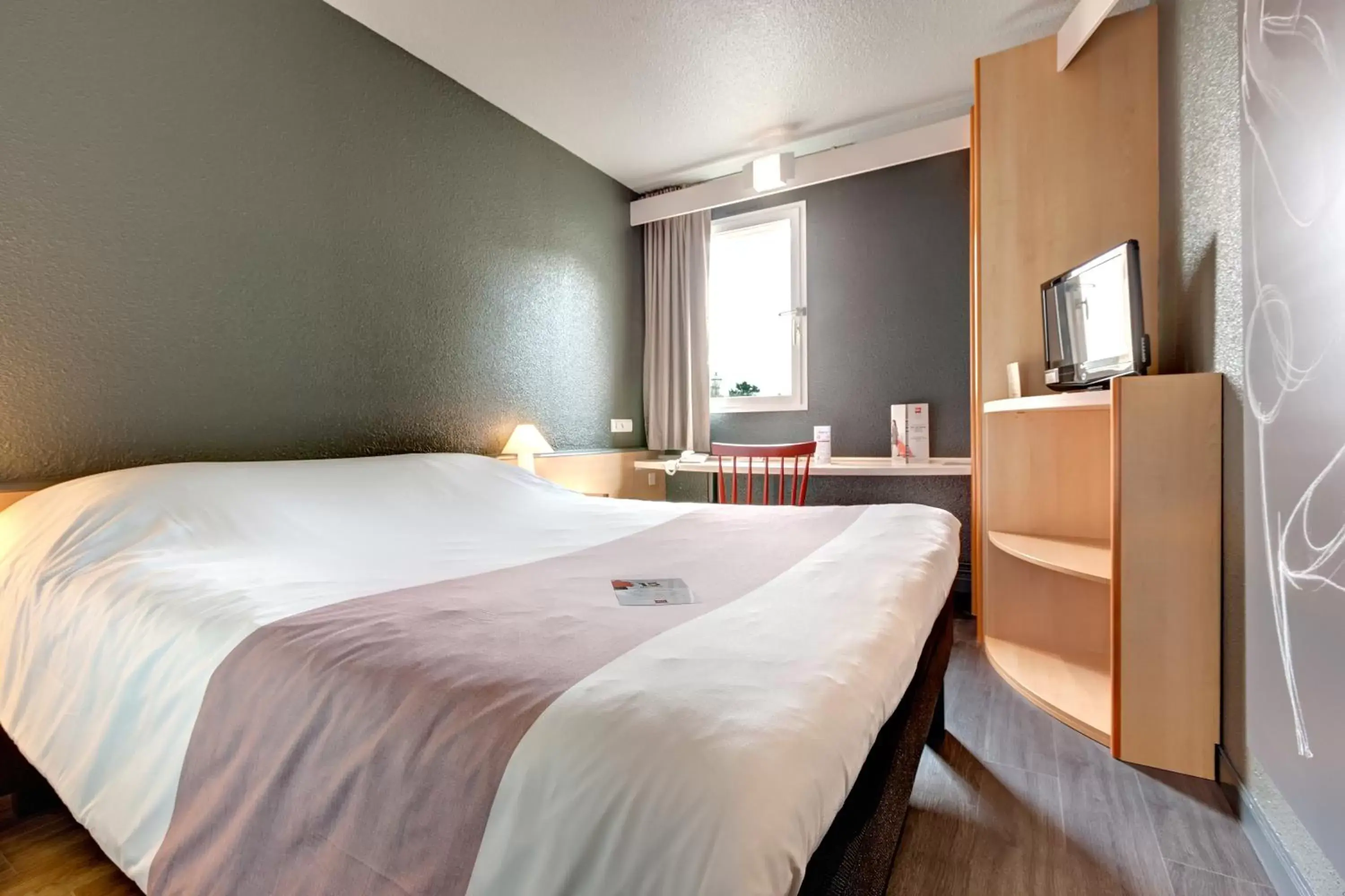 Photo of the whole room, Bed in ibis La Roche Sur Yon Vendespace