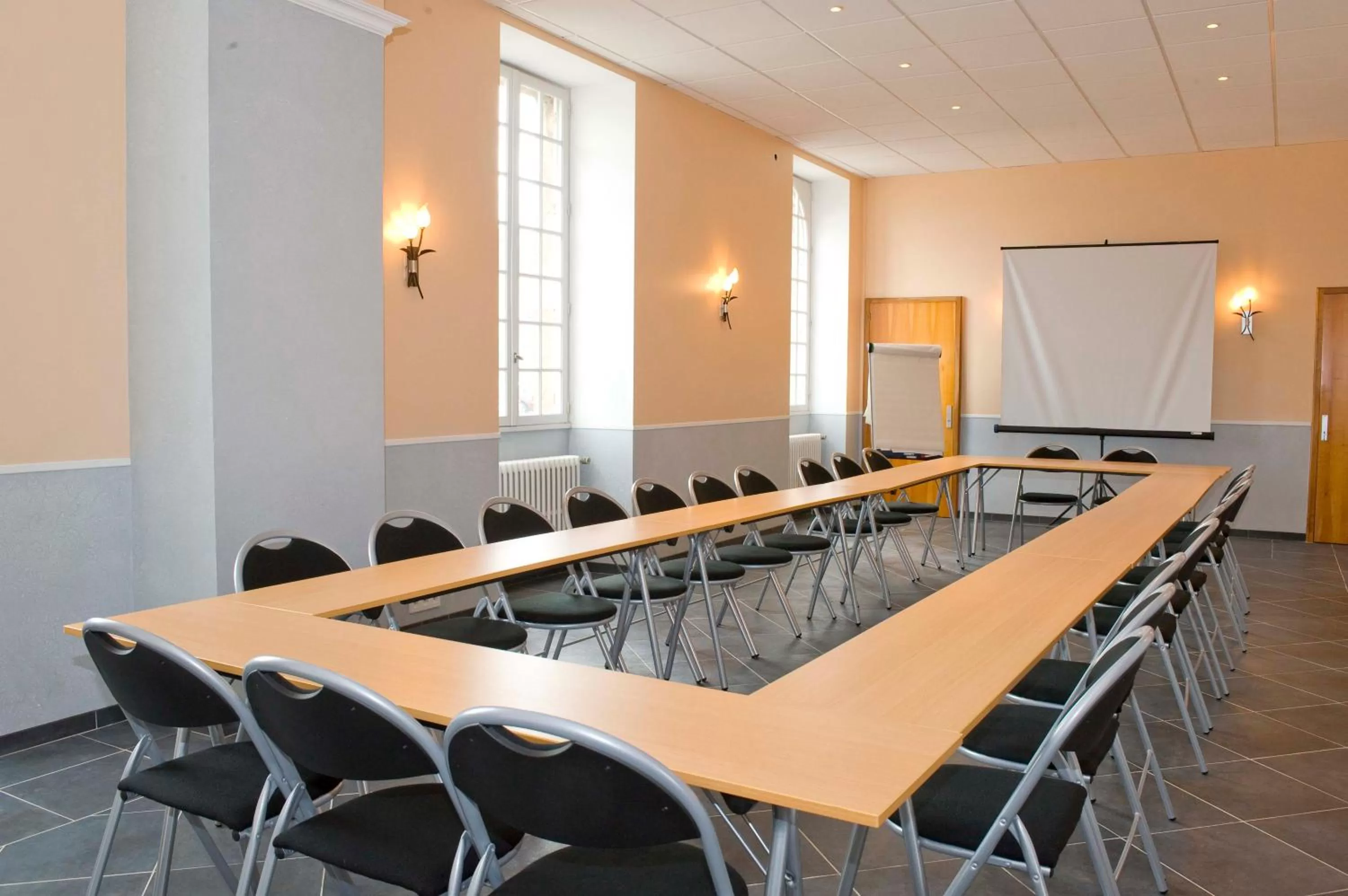 Seating area in Hôtel de Bretagne - anciennement Queen Serenity Hotel
