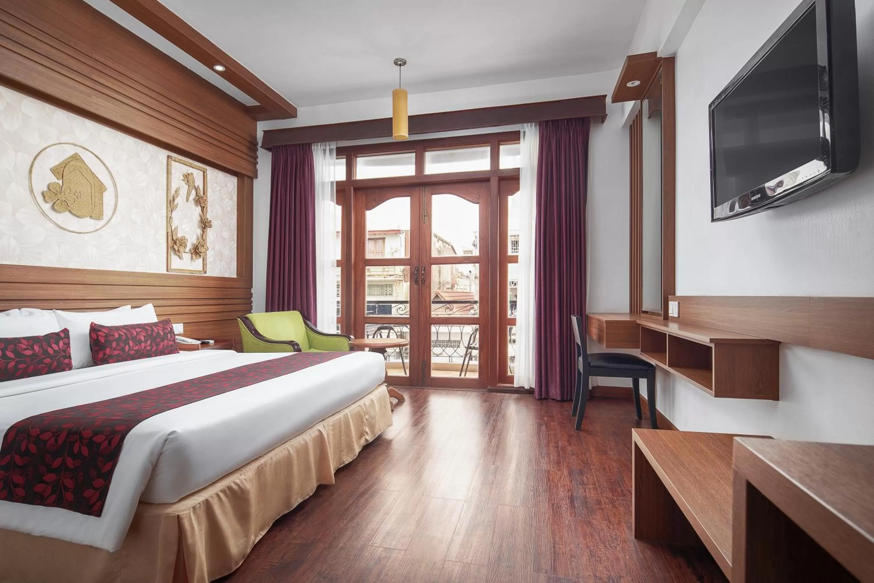 Bed in Ohana Phnom Penh Palace Hotel