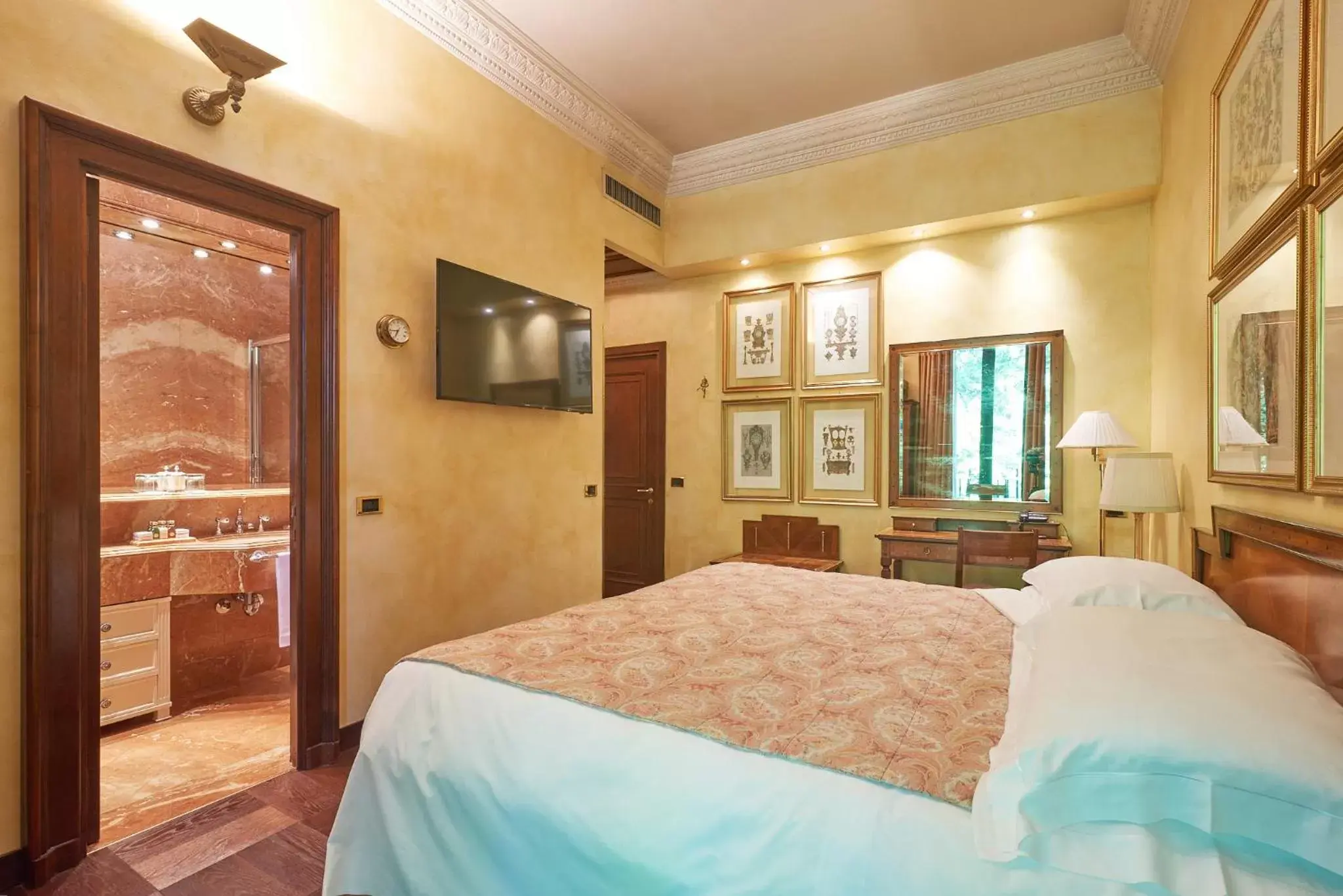 Bed in Hotel de la Ville Monza - Small Luxury Hotels of the World