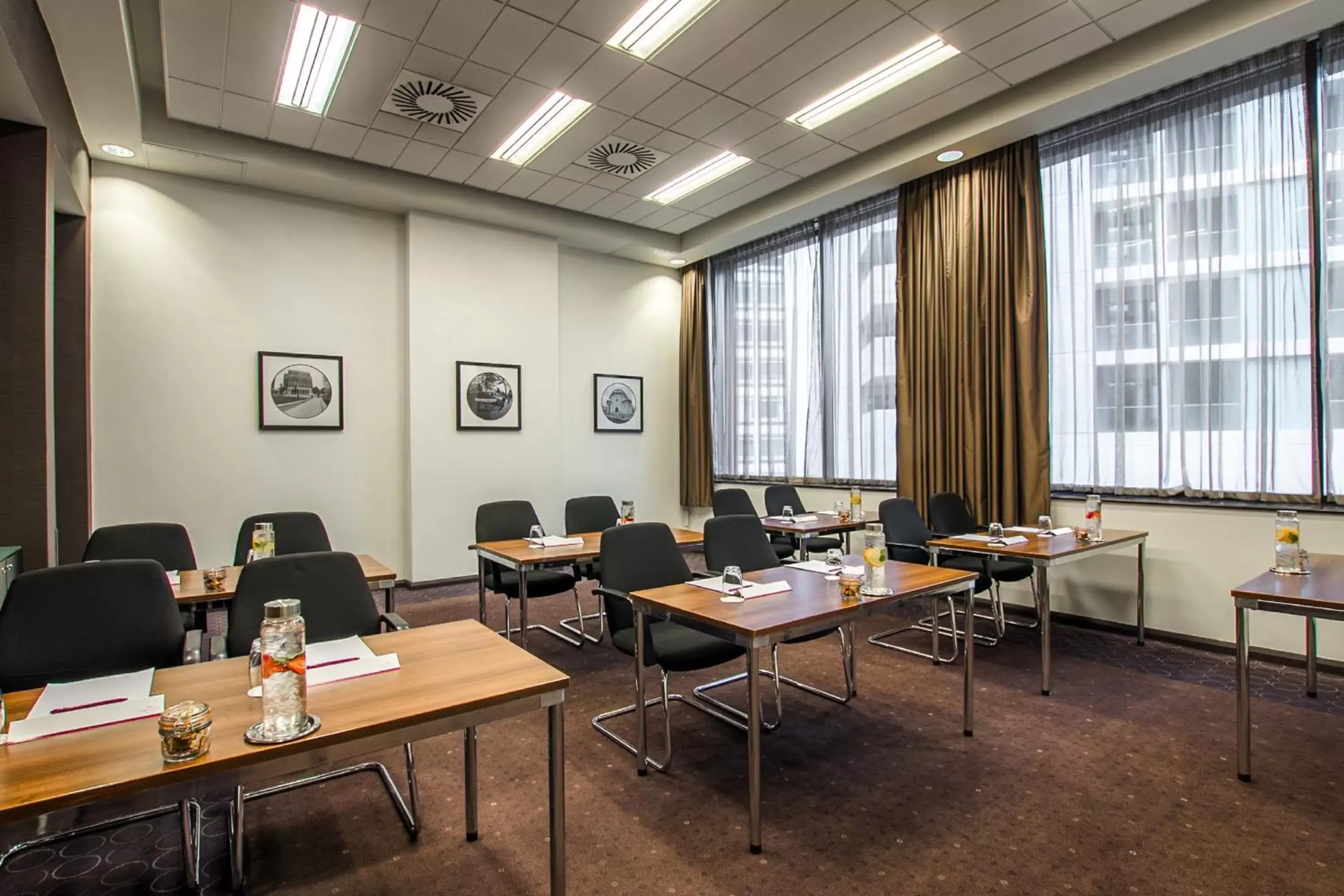 Meeting/conference room, Restaurant/Places to Eat in Crowne Plaza Birmingham City, an IHG Hotel