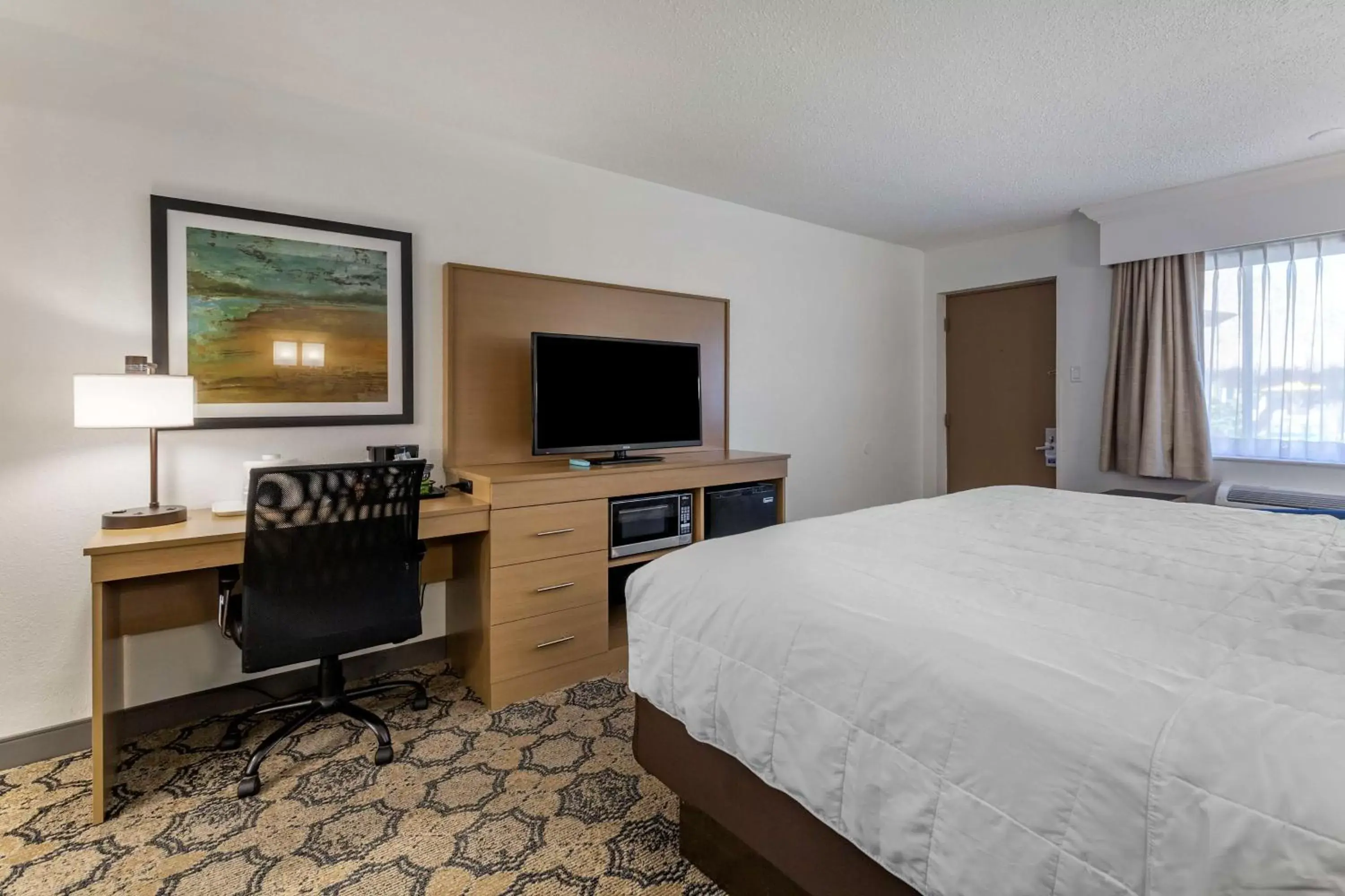 Bedroom, TV/Entertainment Center in Best Western Palm Beach Lakes