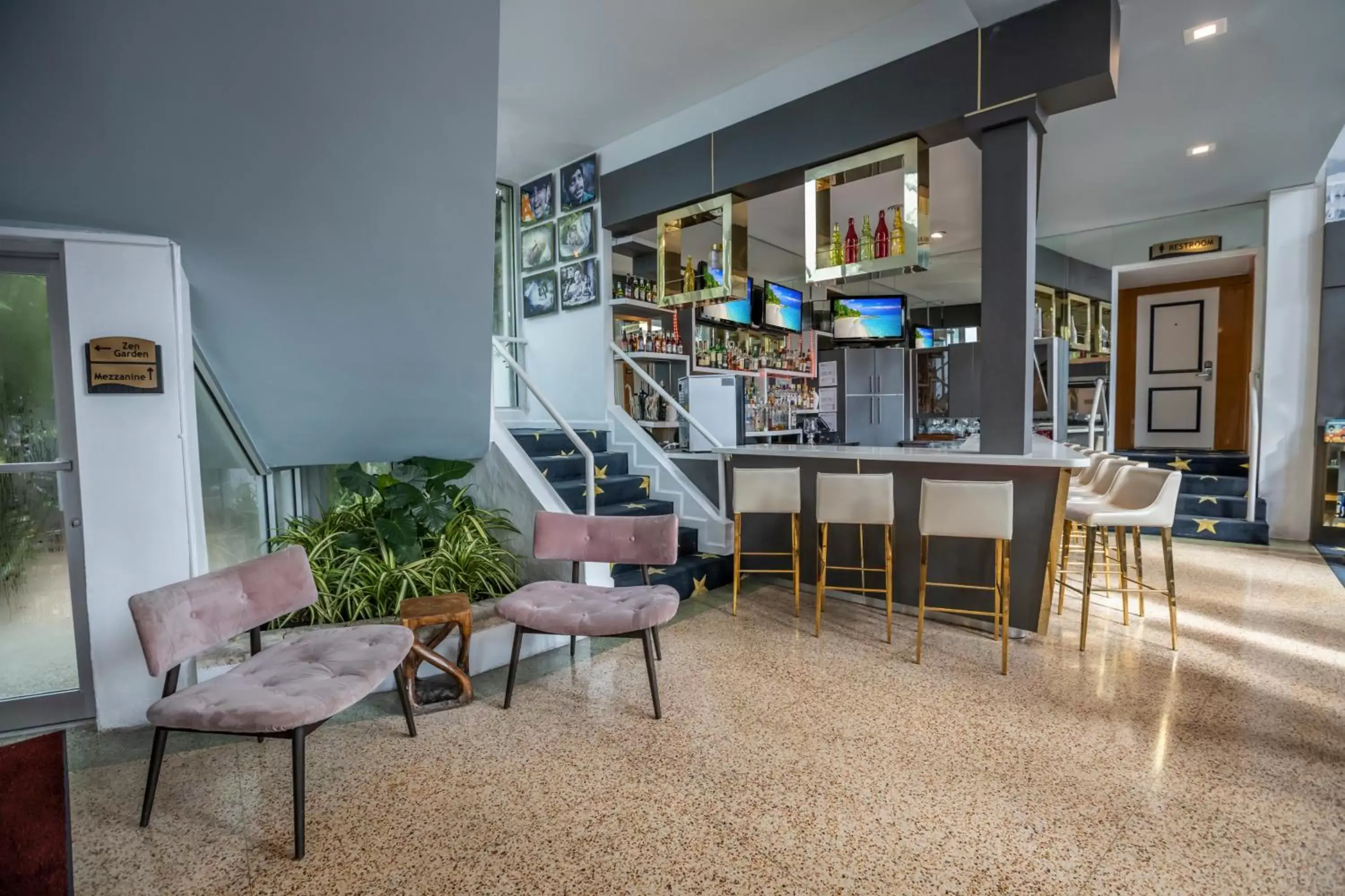 Lobby or reception, Lounge/Bar in Catalina Hotel & Beach Club