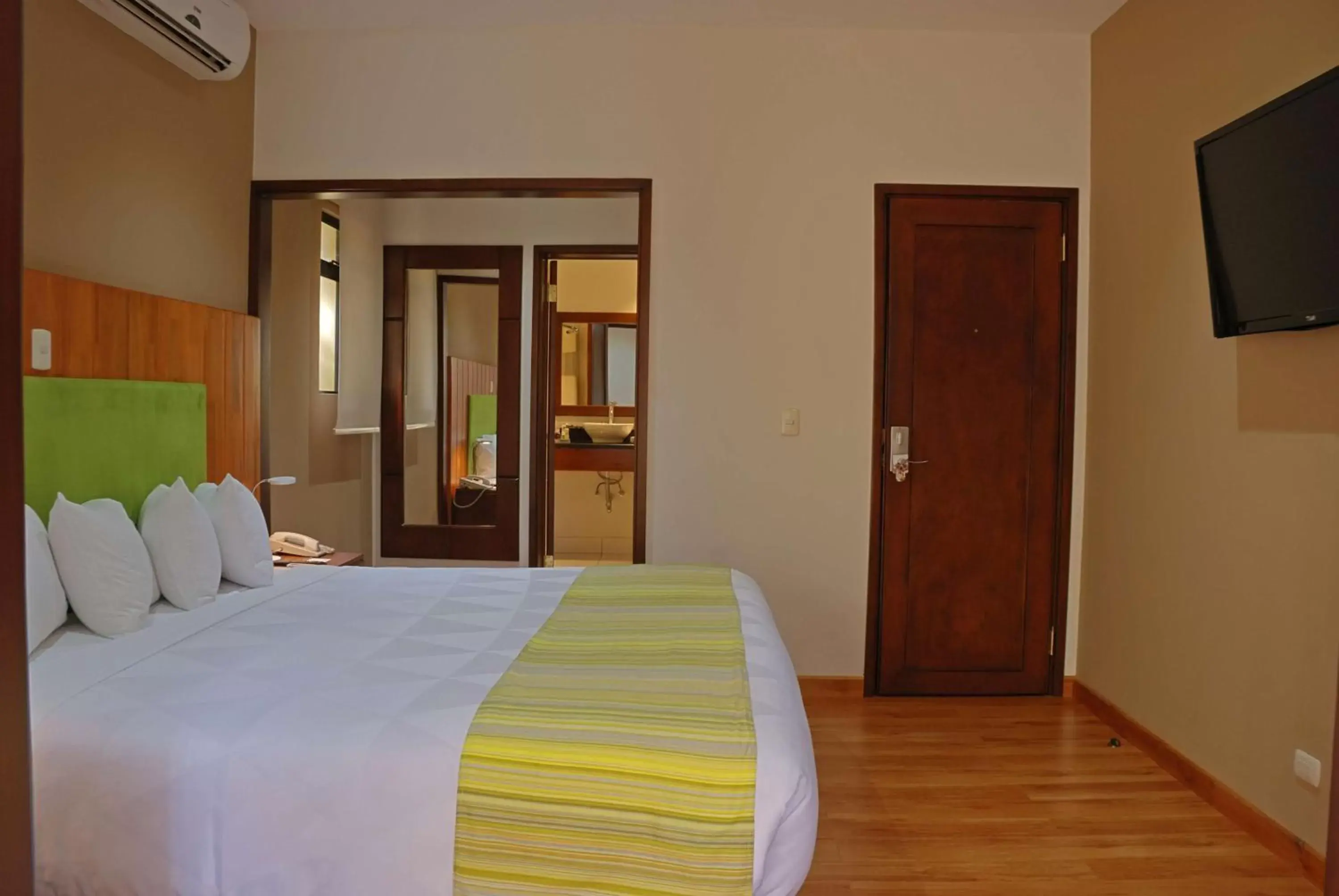 Photo of the whole room, Bed in Country Inn & Suites by Radisson, San Jose Aeropuerto, Costa Rica