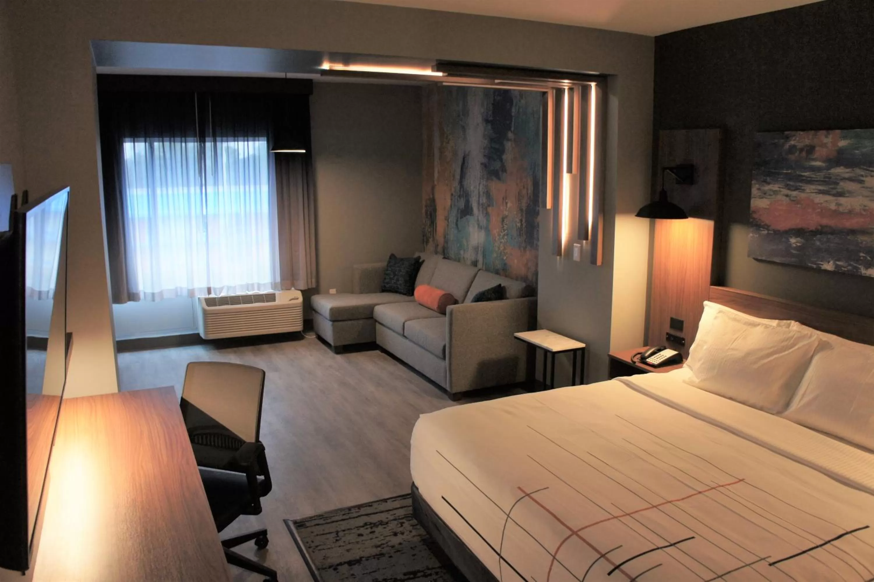 Photo of the whole room, Bed in La Quinta Inn & Suites by Wyndham Oxford