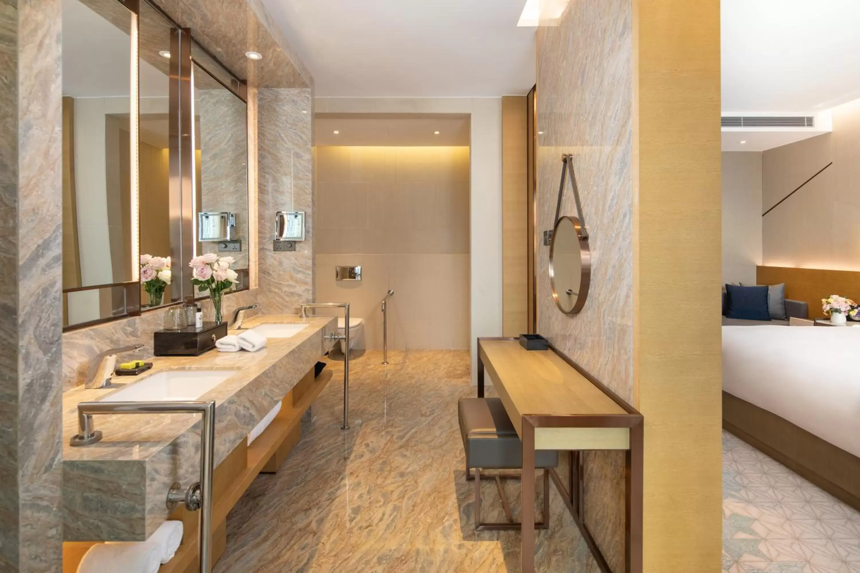 Photo of the whole room, Bathroom in InterContinental Taiyuan, an IHG Hotel