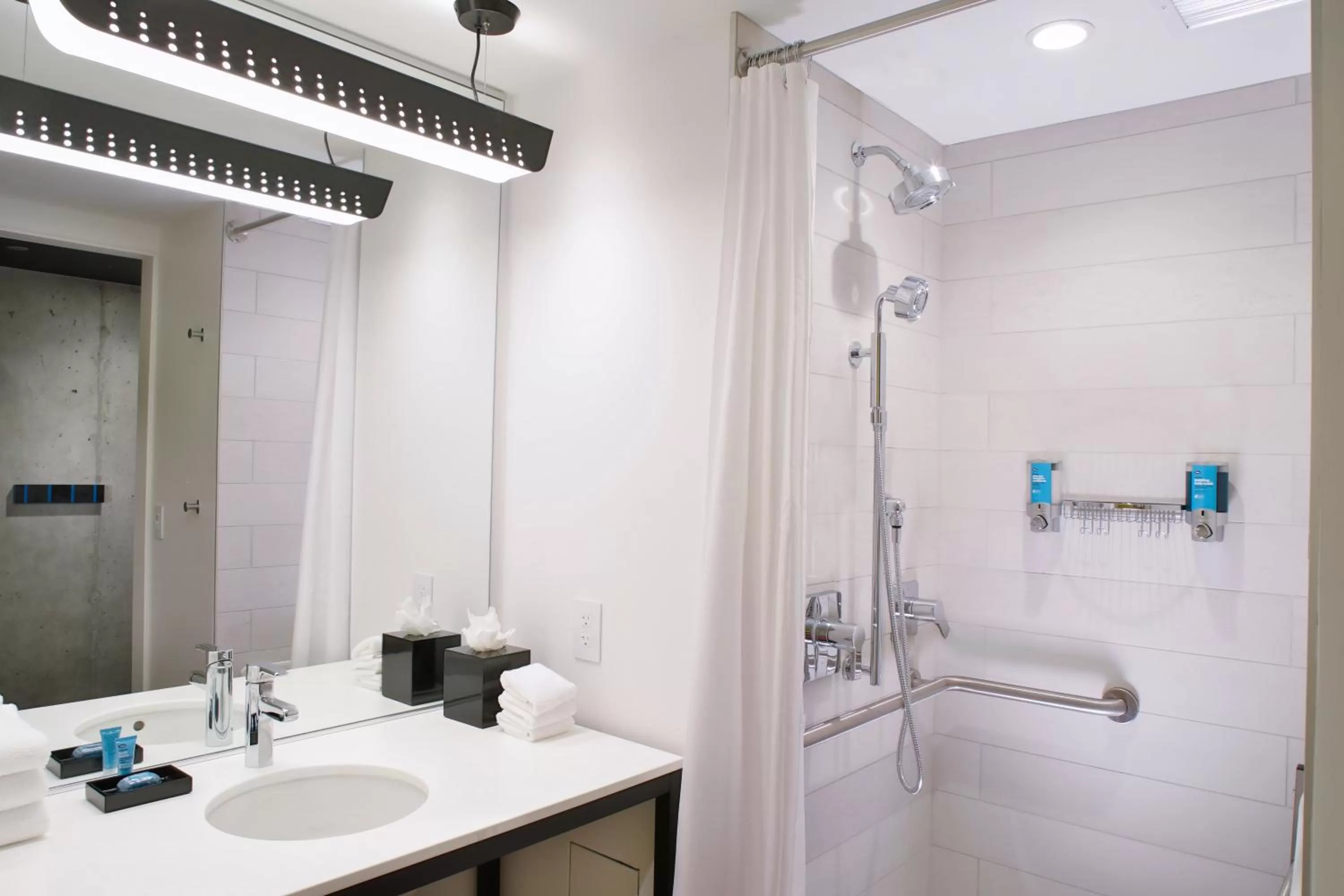 King Room with Adapted Tub - Mobility Accessible in Aloft Chicago Mag Mile