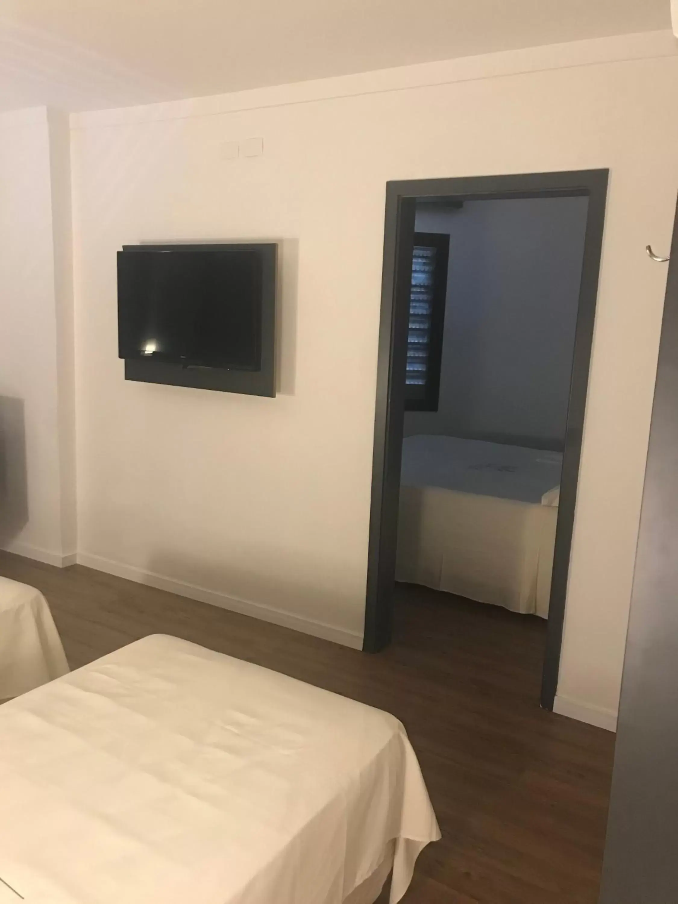 Bedroom, TV/Entertainment Center in Uniclass Hotel Pinheiros