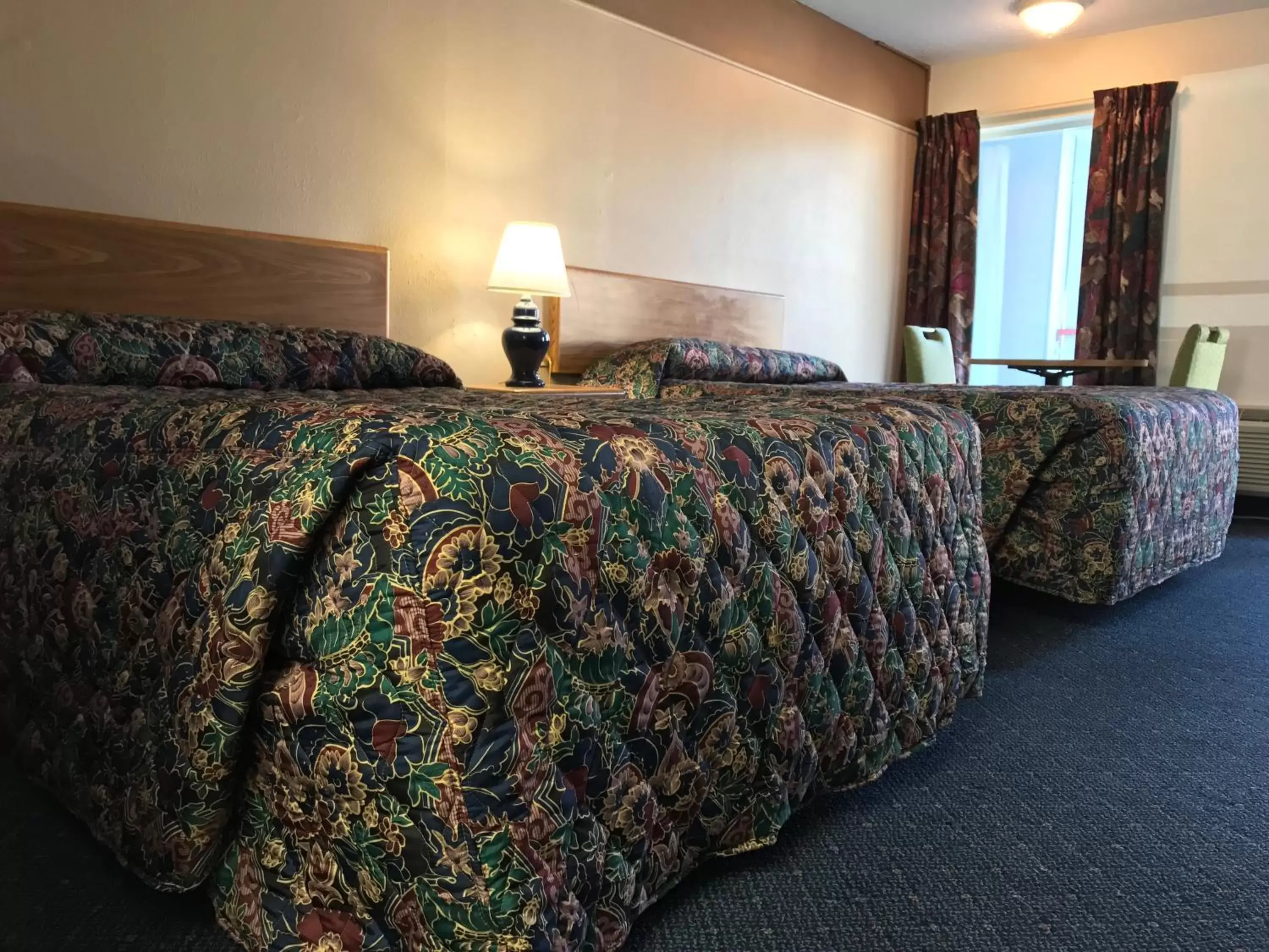 Bed in American Inn Kansas City, KS