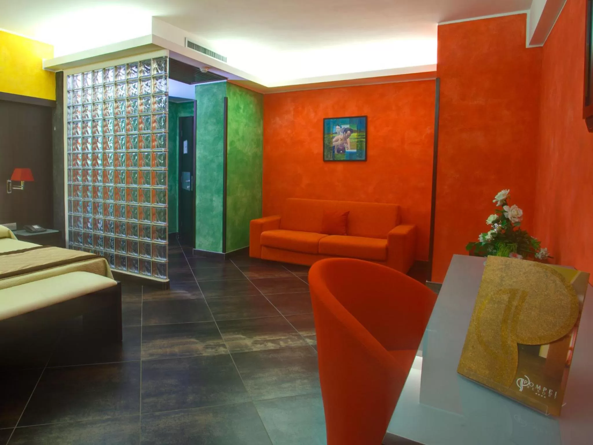 Photo of the whole room in Abalon Pompei Resort