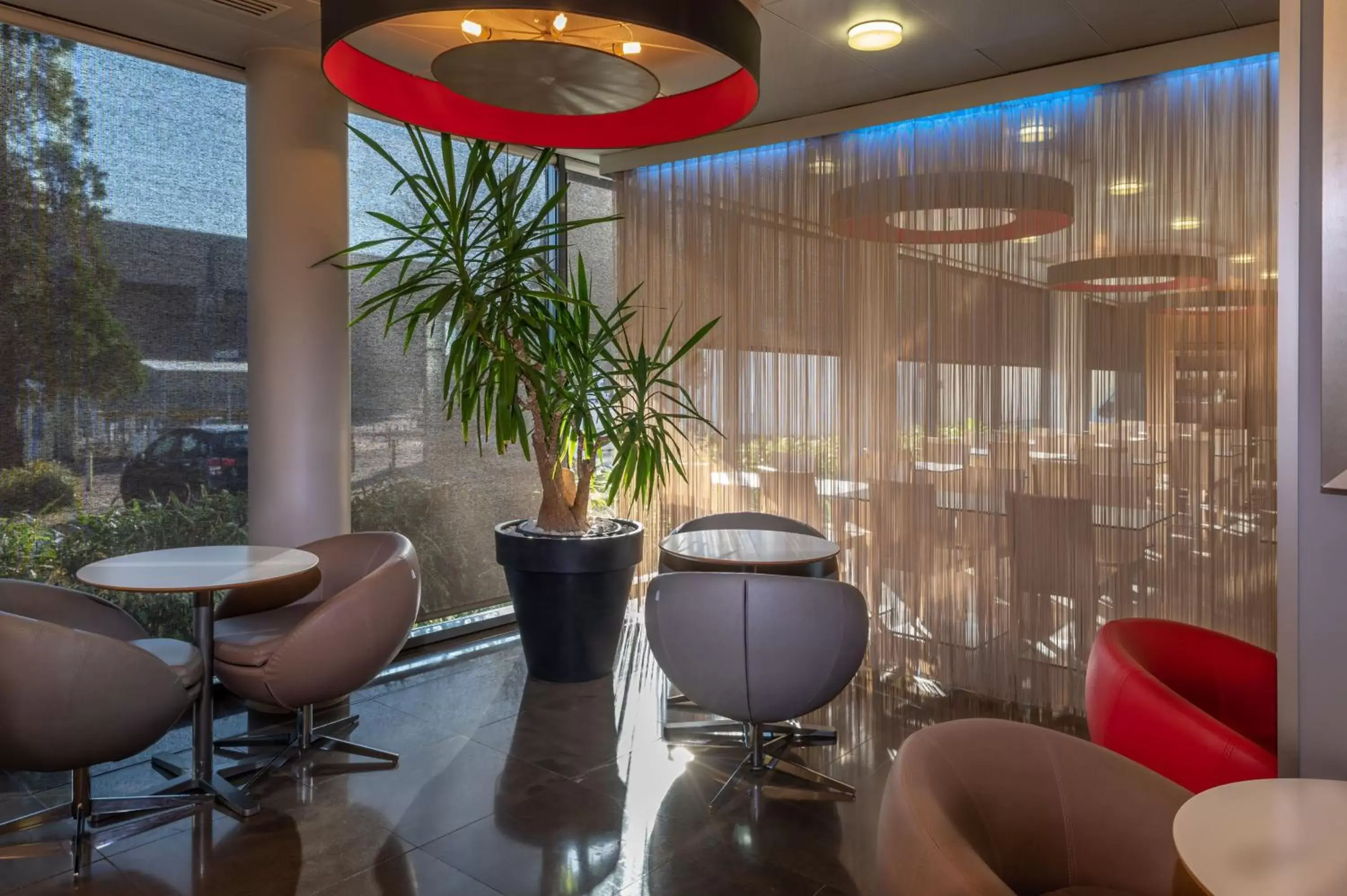 Lounge or bar in Holiday Inn Express Saint-Nazaire, an IHG Hotel