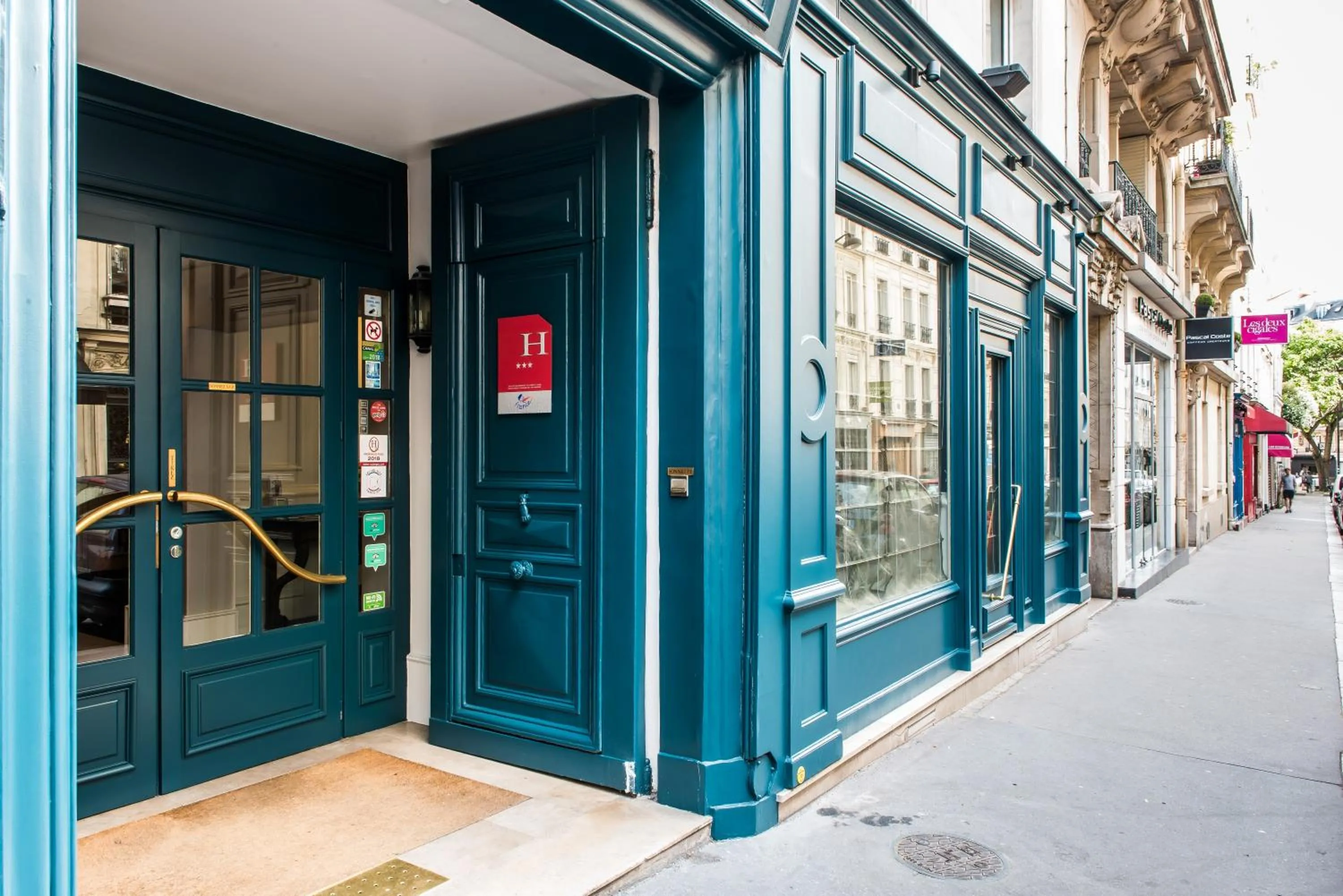 Facade/entrance in Hôtel Jardin Le Bréa