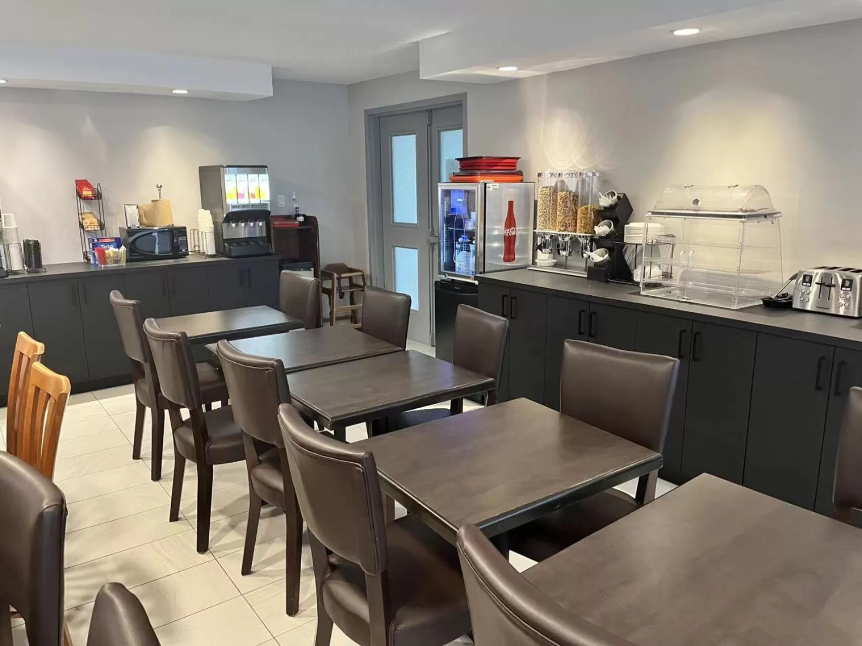 Breakfast in Econo Lodge Airport Quebec