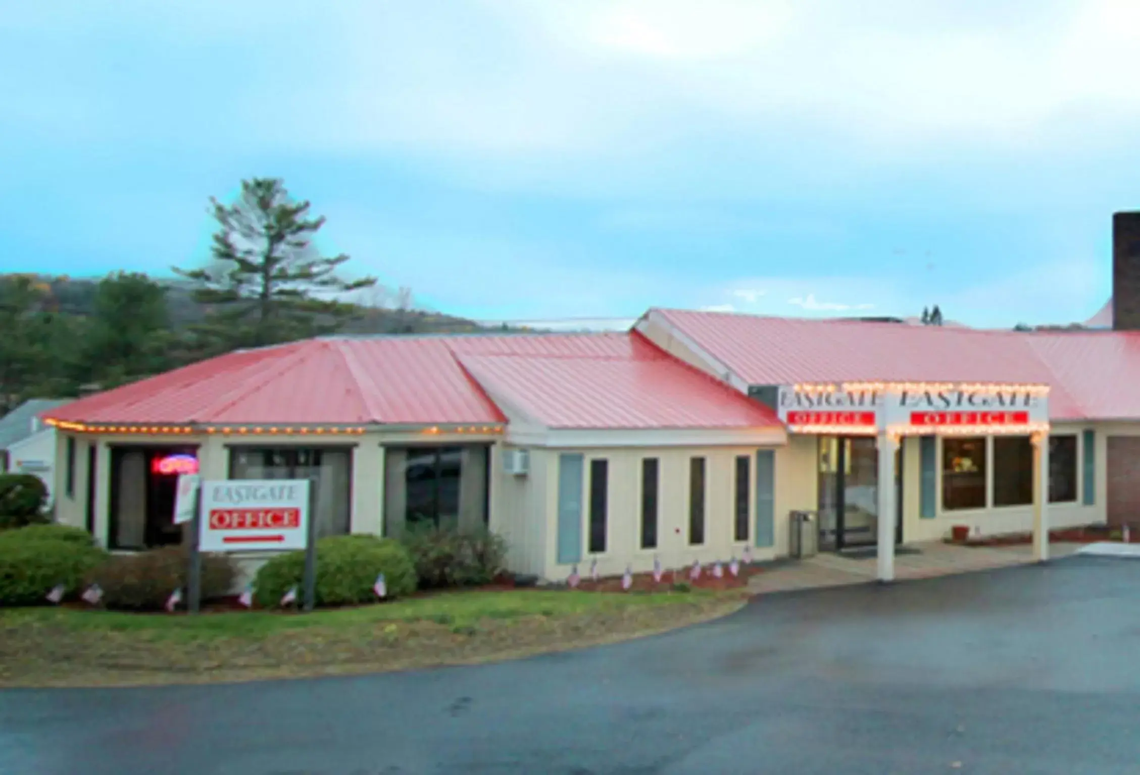 Facade/entrance, Property Building in EastGate Inn