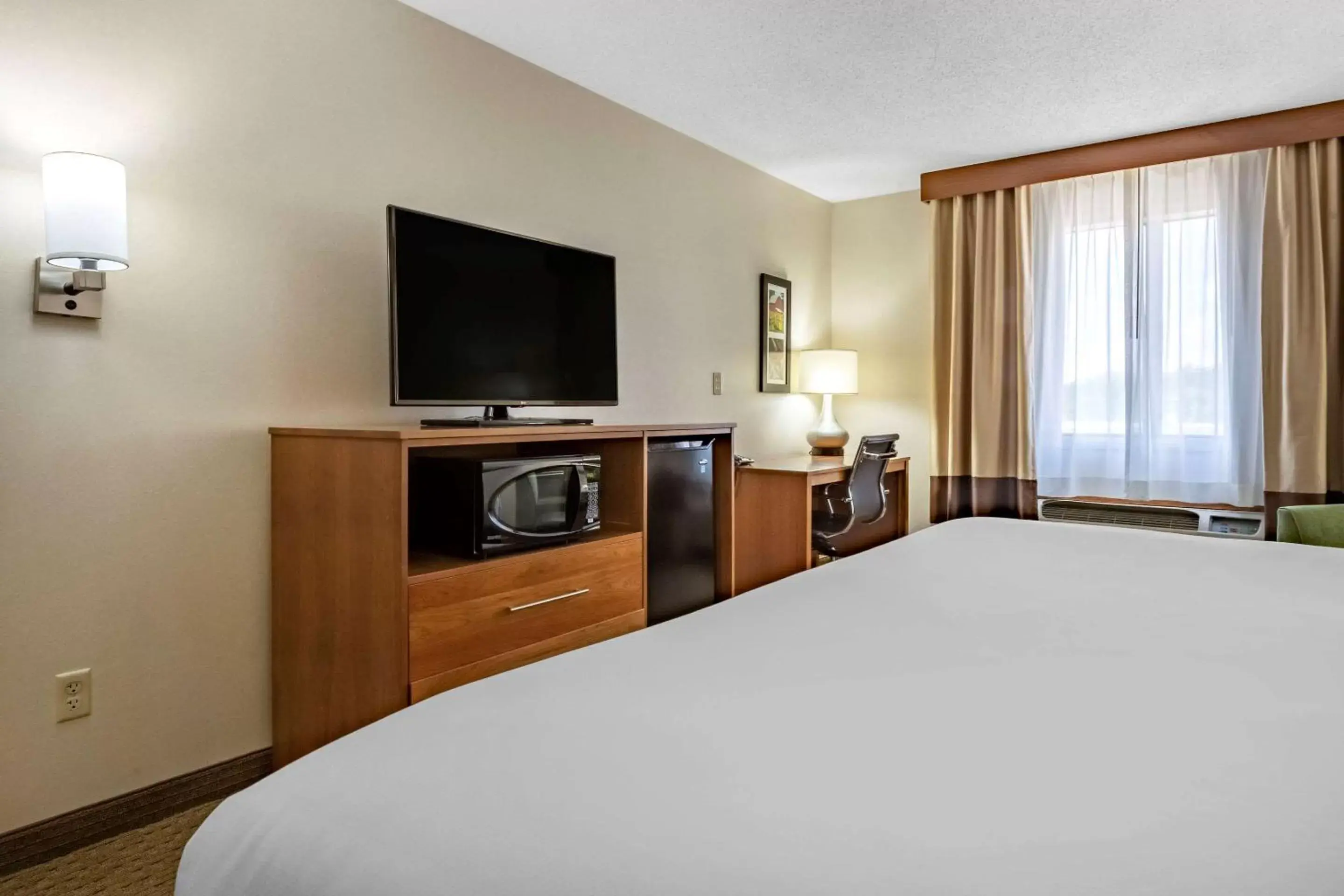 Photo of the whole room, Bed in Comfort Inn Millersburg